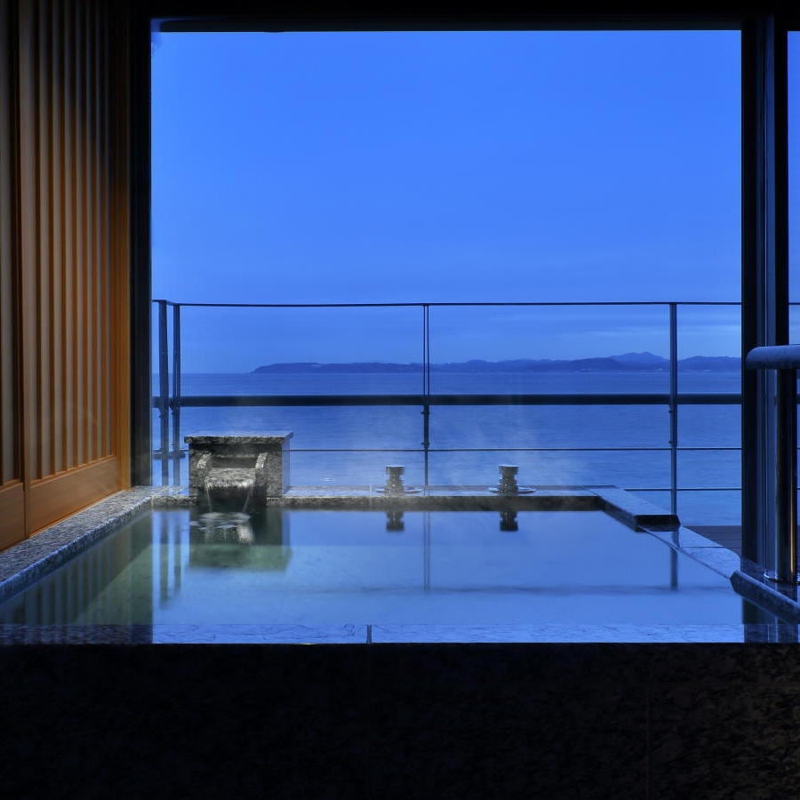 Top floor modern twin heavenly open-air bath