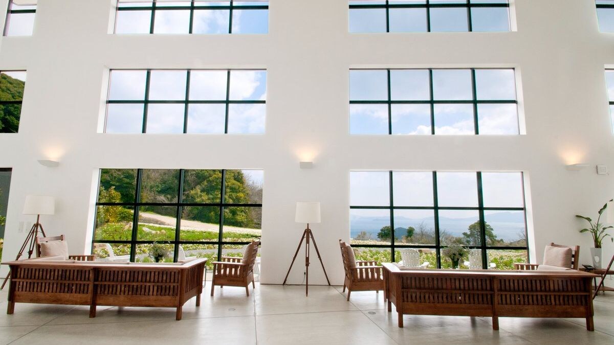 Anda akan disambut oleh lobi terbuka yang mengingatkan pada alam.