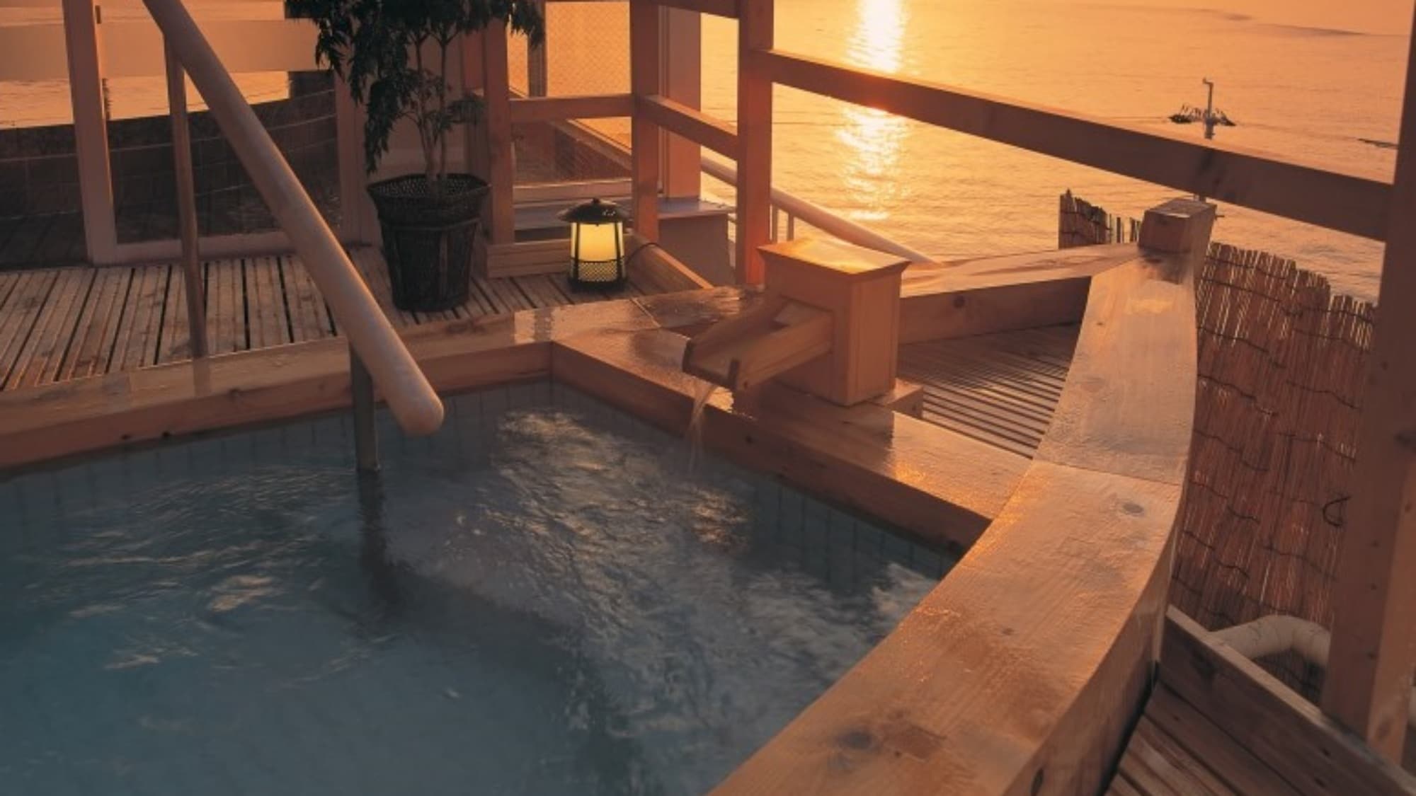 Boat-shaped open-air bath / You can see Awaji Island in the distance. The sunset in Kada is amazing!