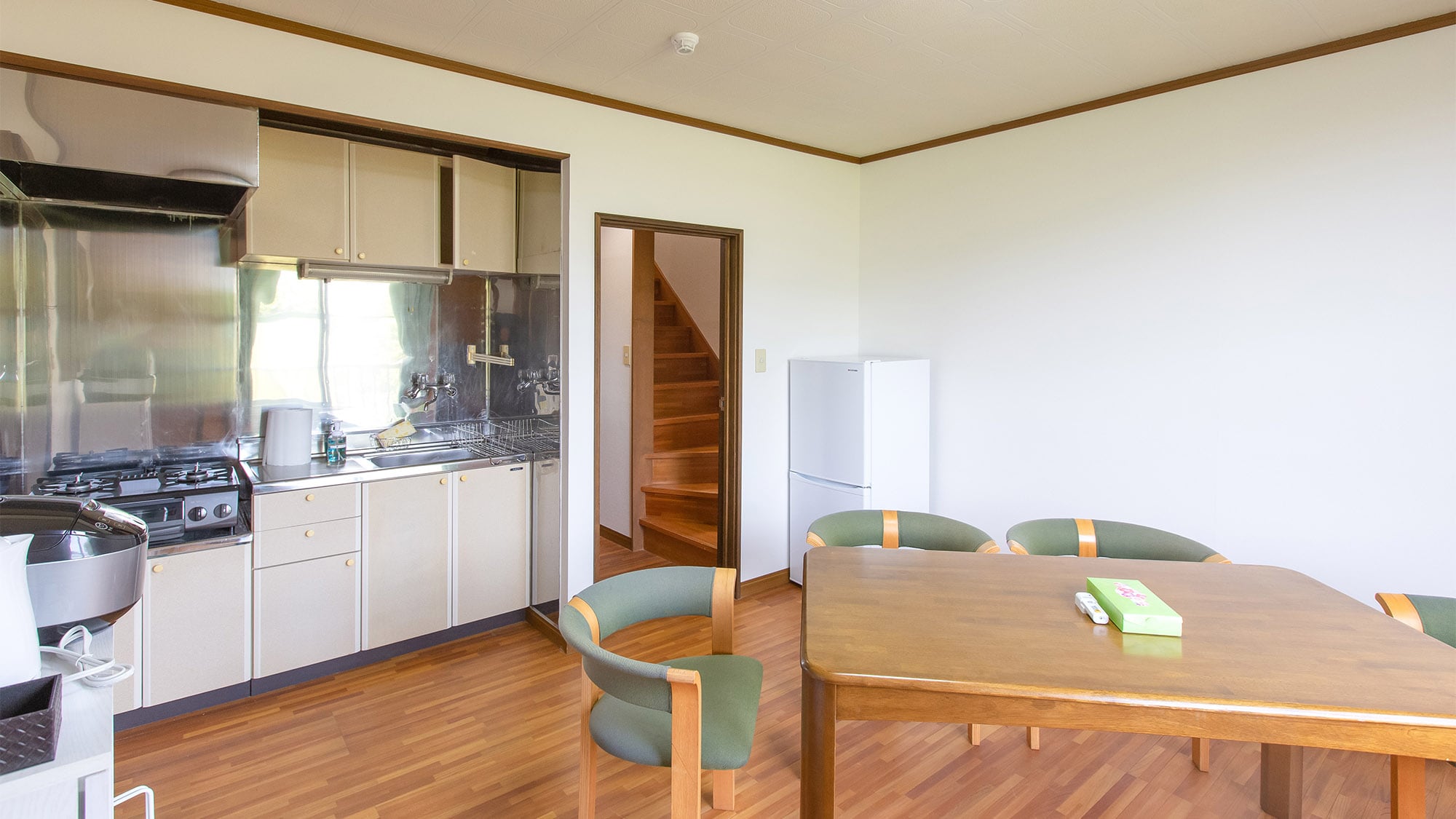 ・[Japanese-Western style room] Dining space equipped with a two-burner stove and refrigerator, perfect for consecutive nights or long stays