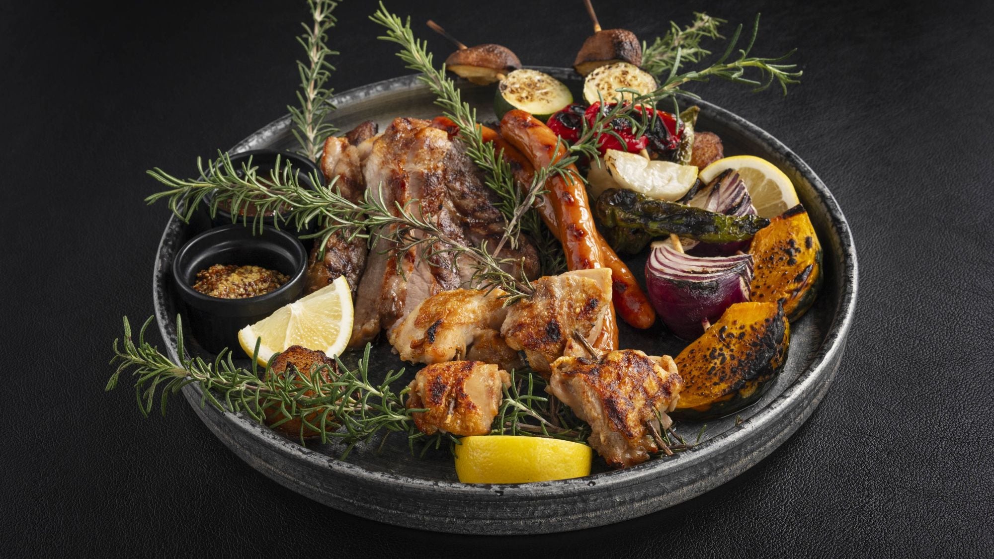 Món chính là món nướng sang trọng làm từ thịt lợn, thịt gà và xúc xích Takumi của tỉnh Chiba, ăn kèm với xiên rau theo mùa.