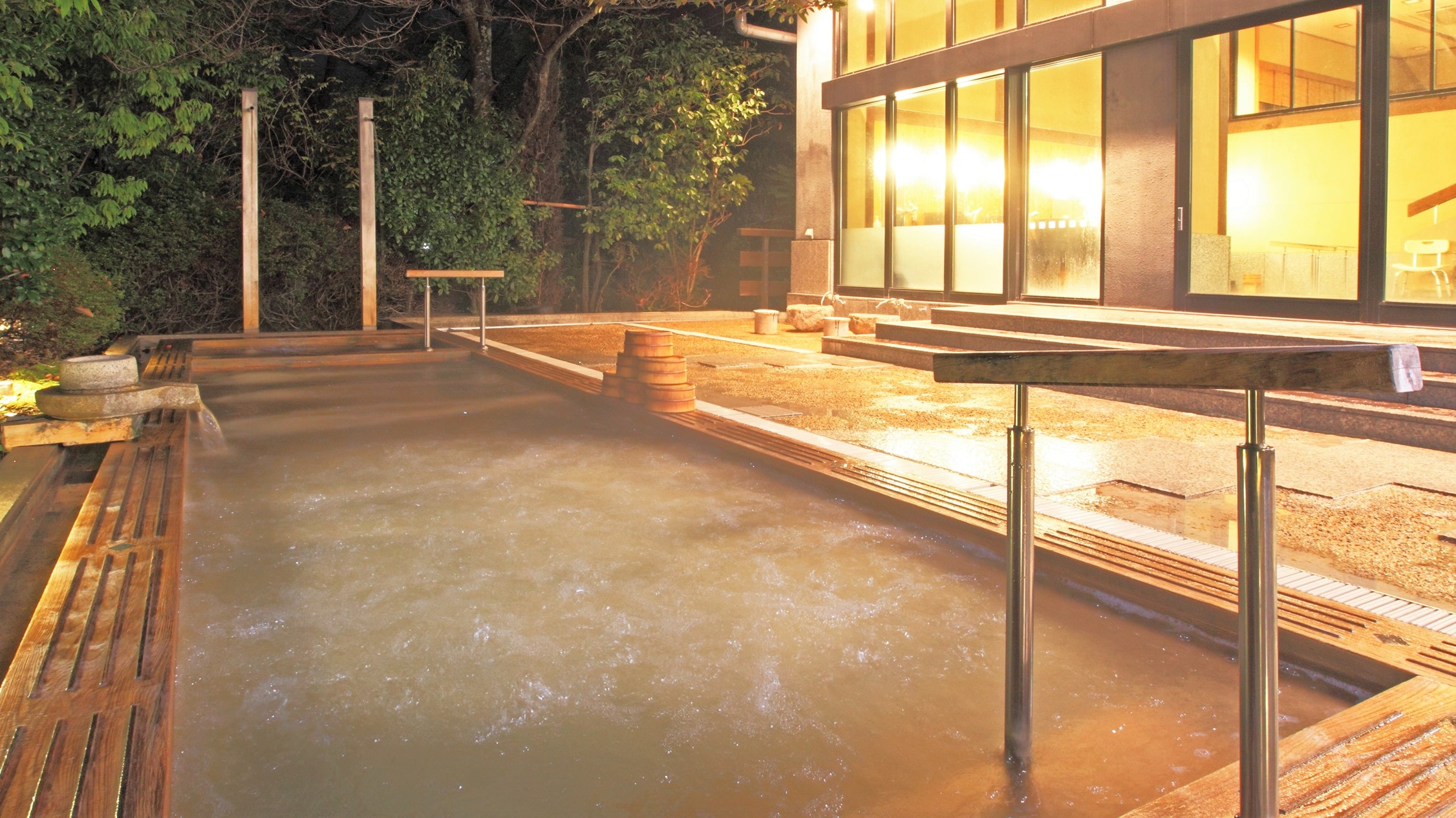 Large open-air bath (image)