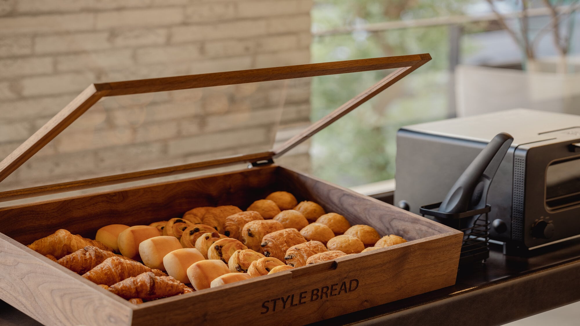 [Light breakfast bread service] Relax in the lounge with a selection of simple-tasting "natural yeast bread" and coffee.