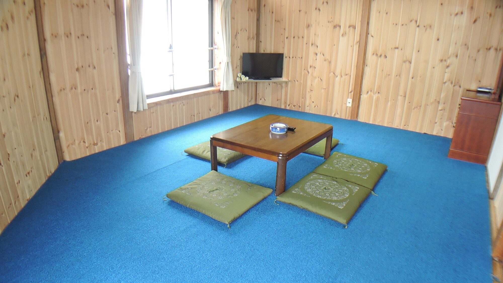 * [One example of a Japanese-style room entrusted to a large number of people] The bath and toilet are shared.