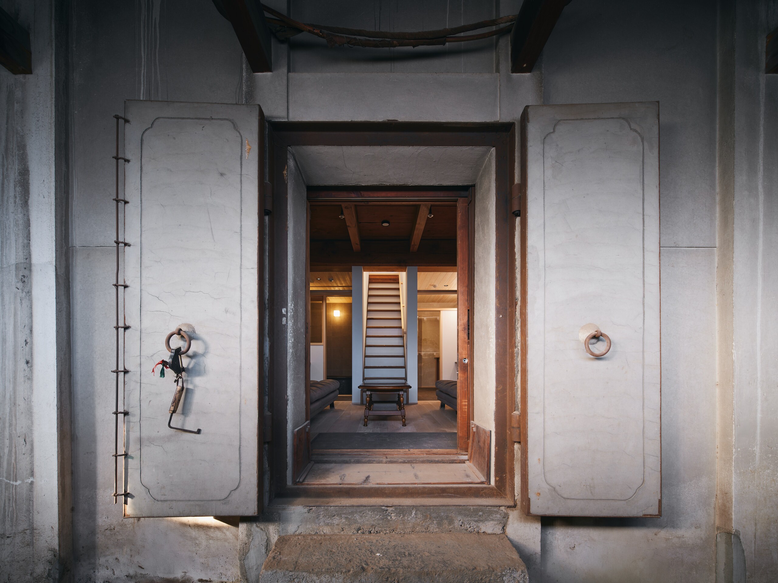 Pintu Masuk Gudang 203