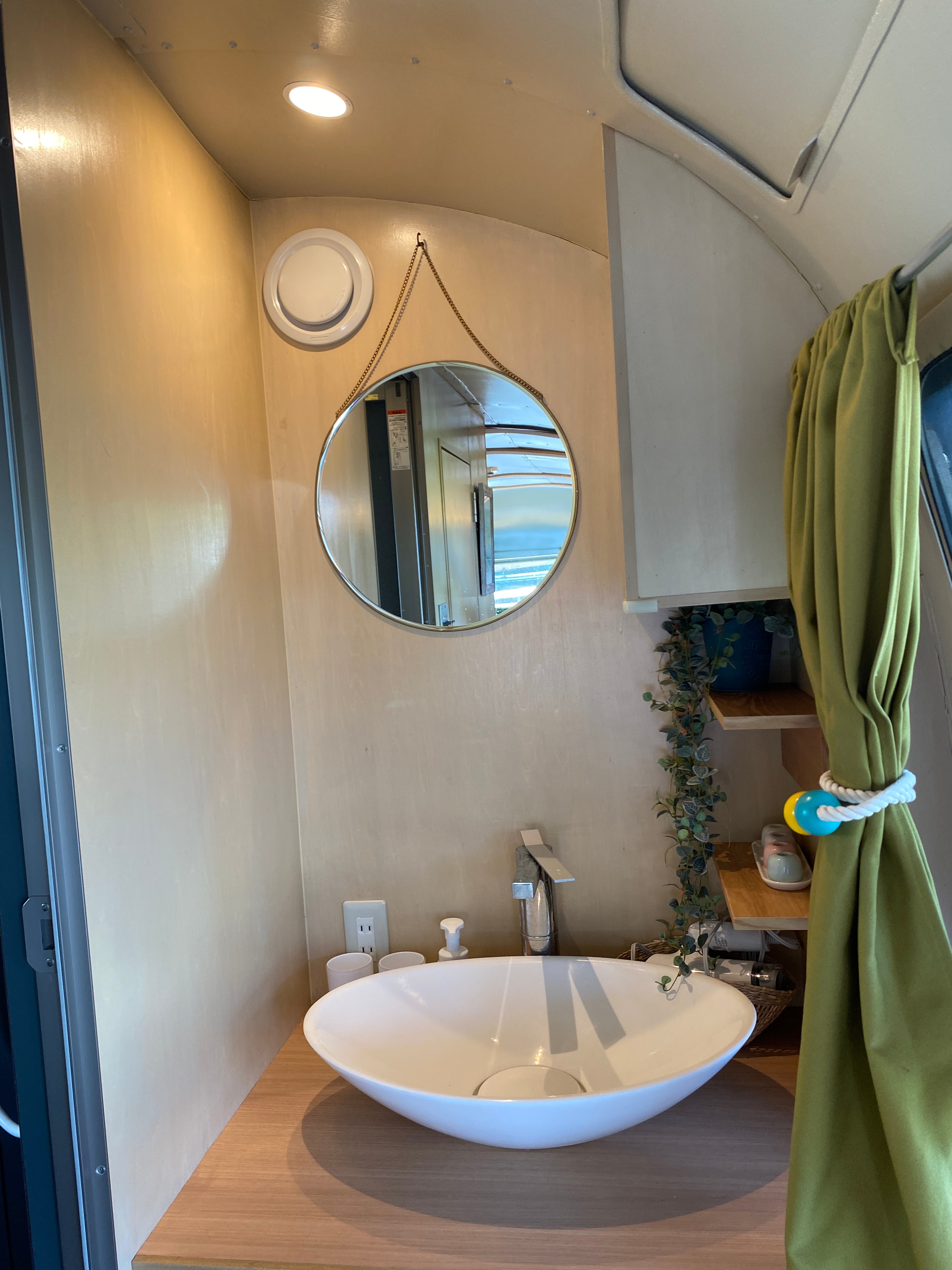 Airstream washbasin