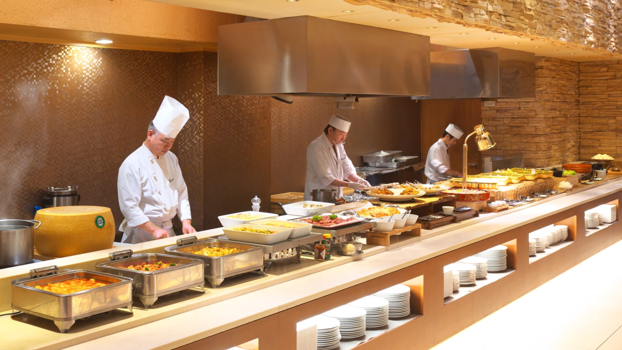 [Japanese, Western, and Chinese dinner buffet] We prepare freshly prepared dishes in the open kitchen.