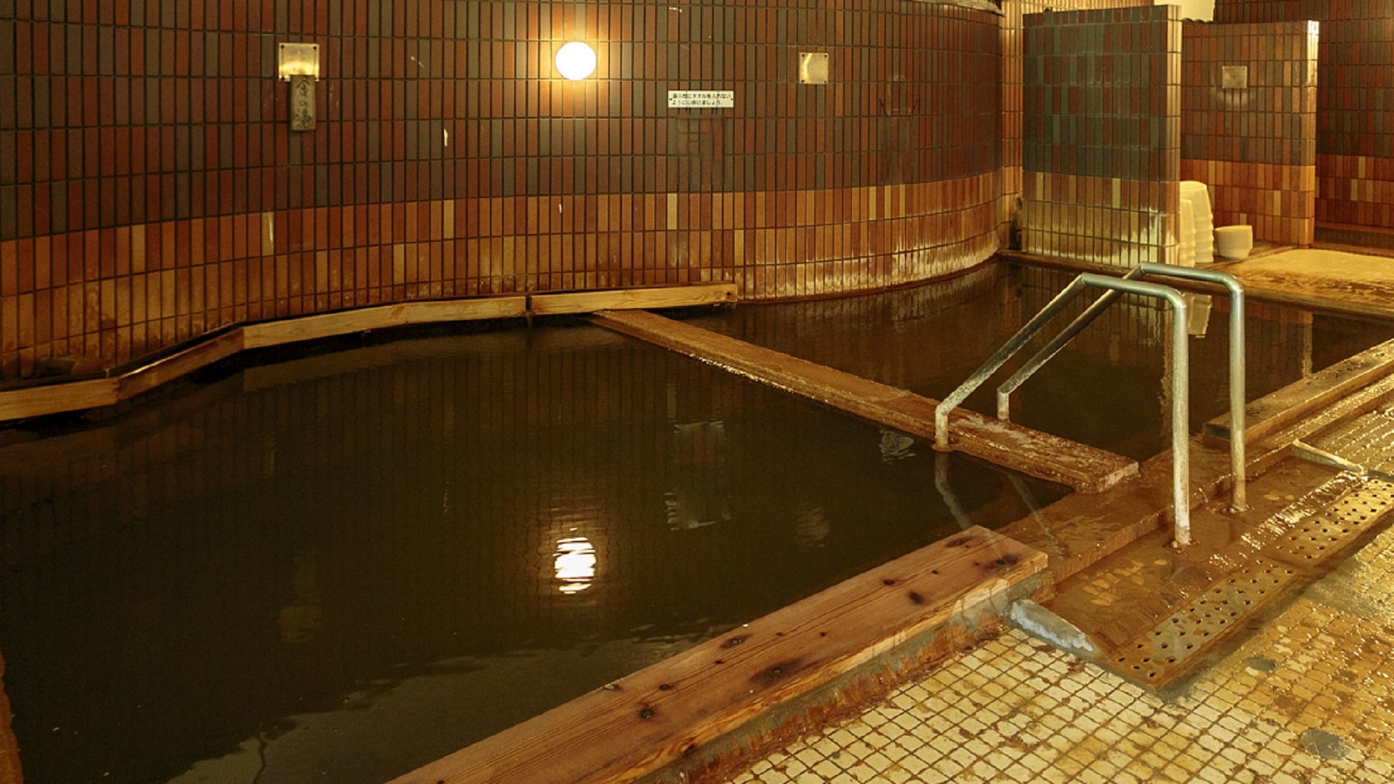 ★ Large communal bath, commonly known as "Kin no Yu", has two self-spraying hot springs, and the color of the hot springs is light tan.