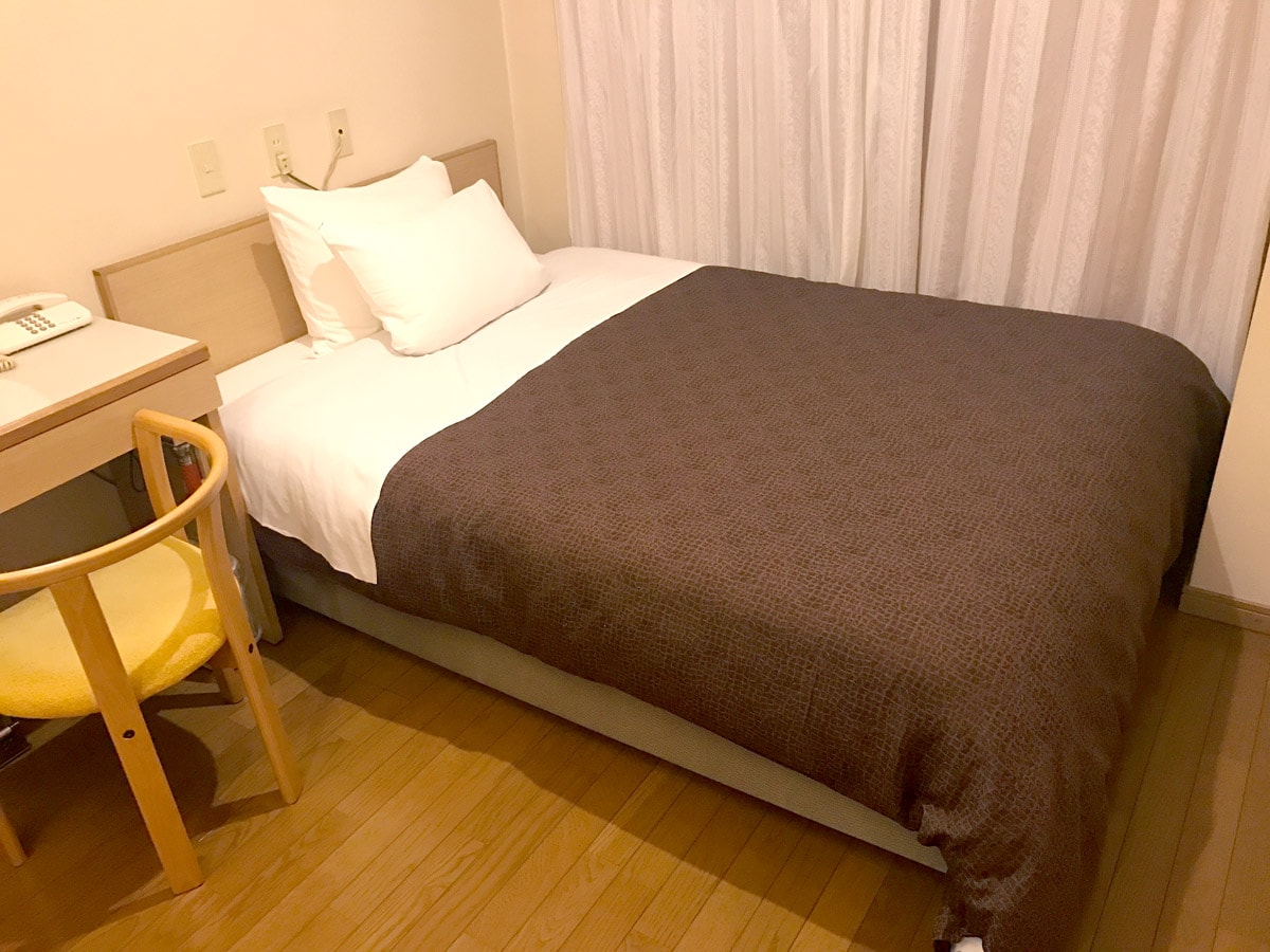 即使是單人也使用半雙人床♪使用席夢思床♪圖片是地板類型的房間。