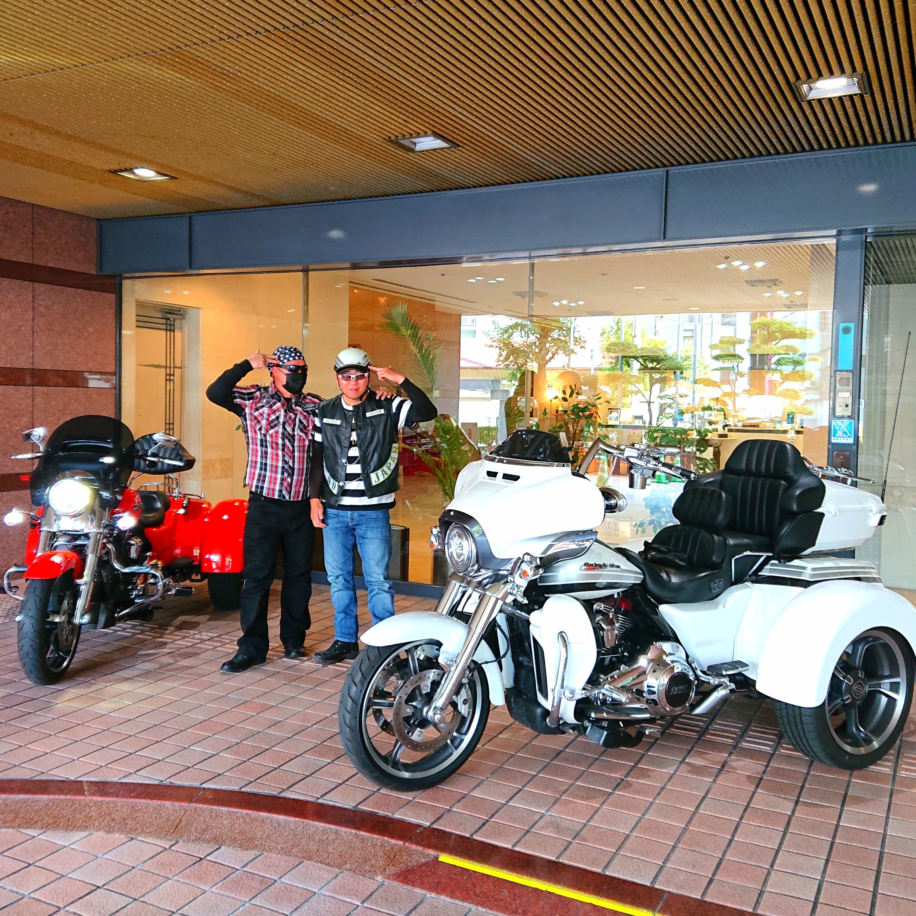 ハーレー等の大型二輪車駐車スペースも屋根付きで安心！