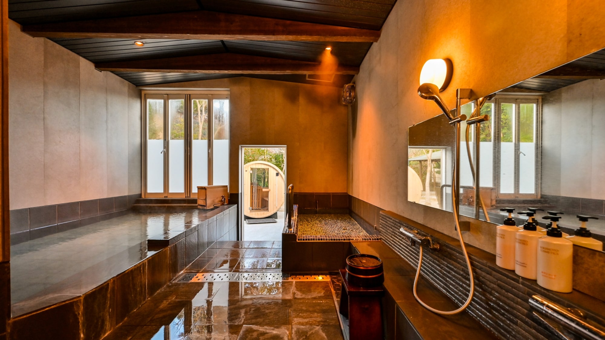 The villa also has its own cold bath, a free-flowing hot spring source exclusively for the villa_Ichizen Villa