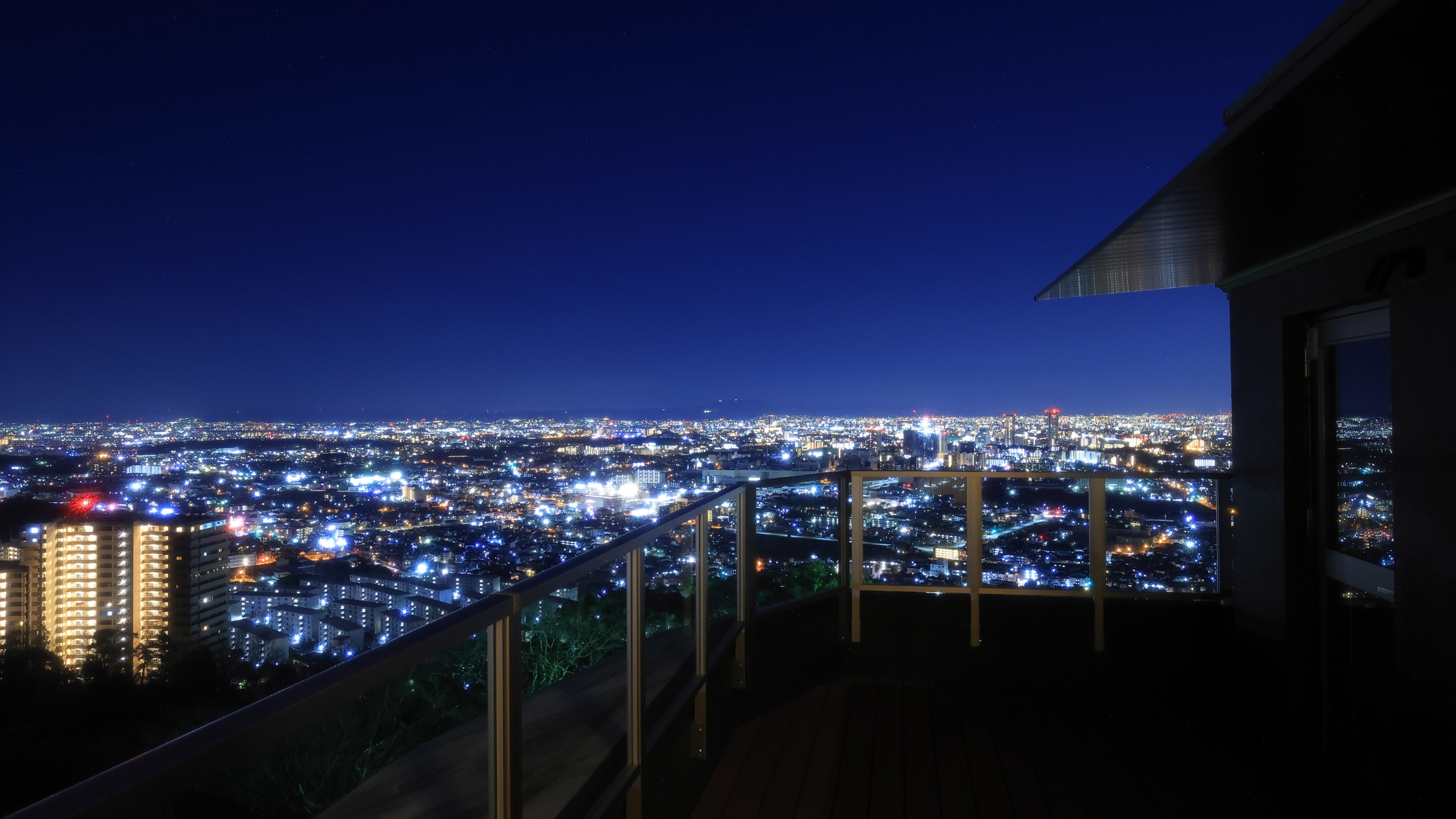 从设有露天浴池的客房可欣赏夜景，山伏