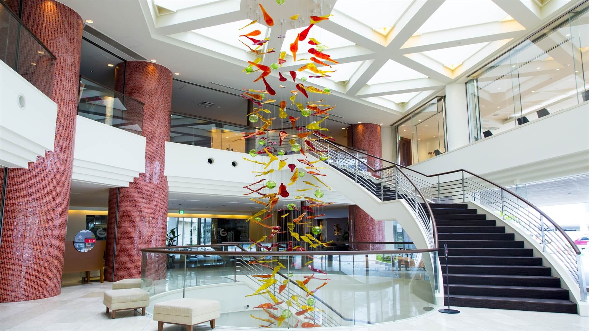 [Atrium lobby] Ryukyu glass petals are impressive