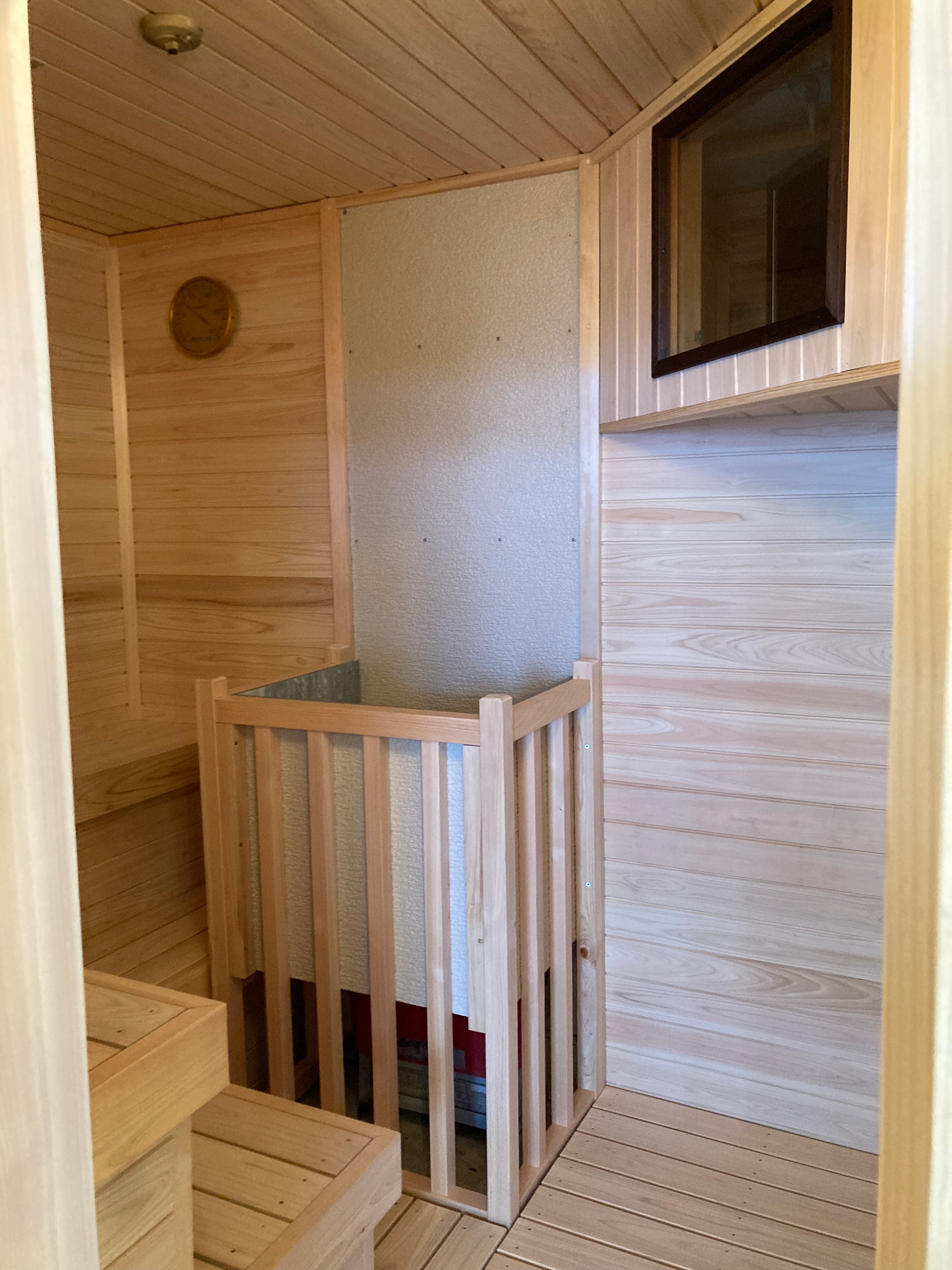 ห้องอาบน้ำรวมขนาดใหญ่และห้องซาวน่า (มีทีวีให้บริการ)