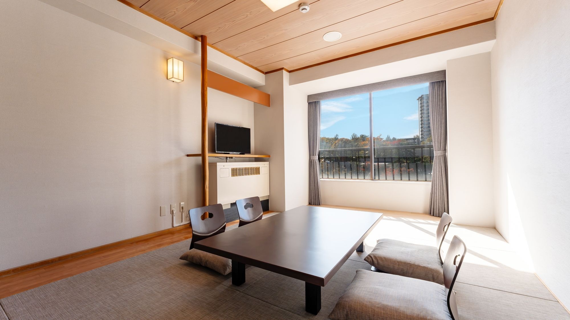 Standard Japanese-style room (10 tatami mats)