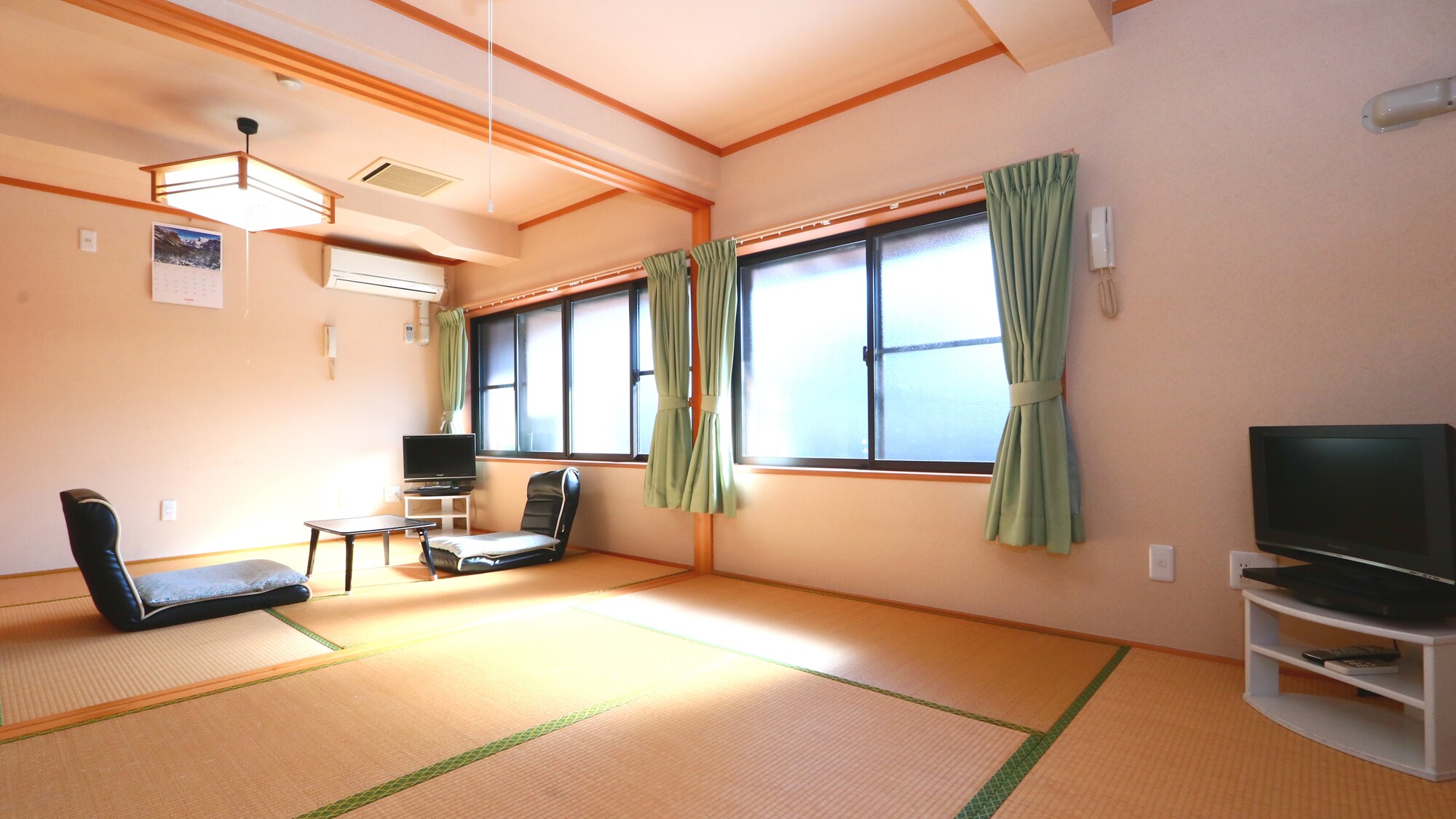 Random Japanese-style room ◆ The inn will guide you to a room depending on the number of people. You cannot specify the room (6 tatami mats + 4.5 tatami mats).