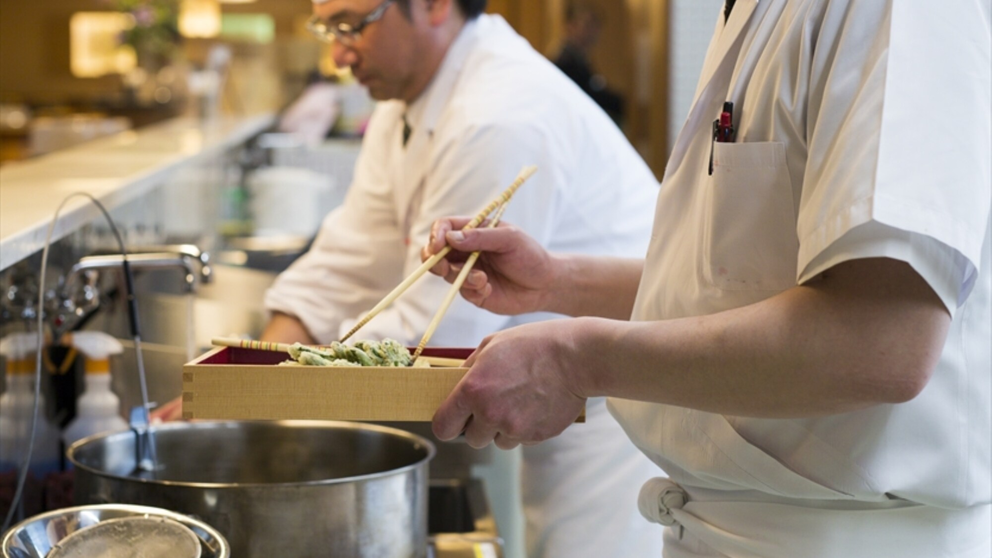Dining We offer freshly made "Kaitsuji".