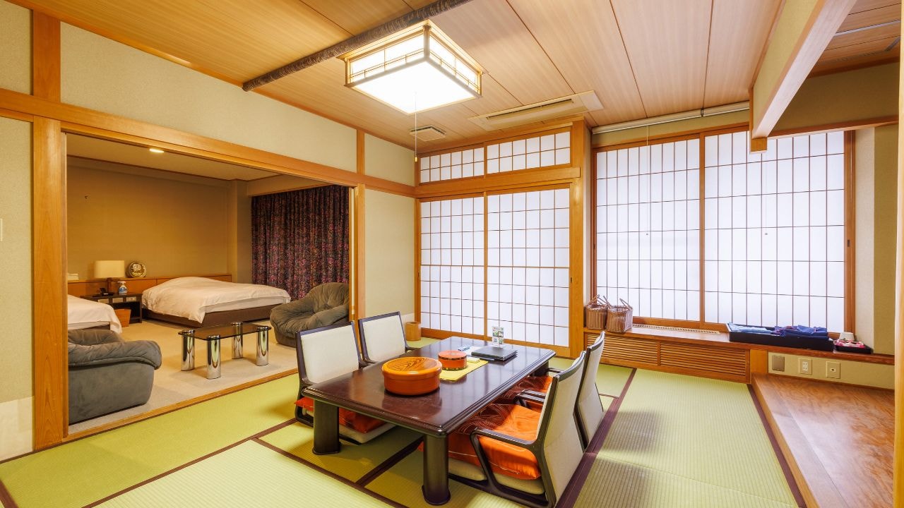 【家庭房】在日式房間裡談論您的旅行回憶。