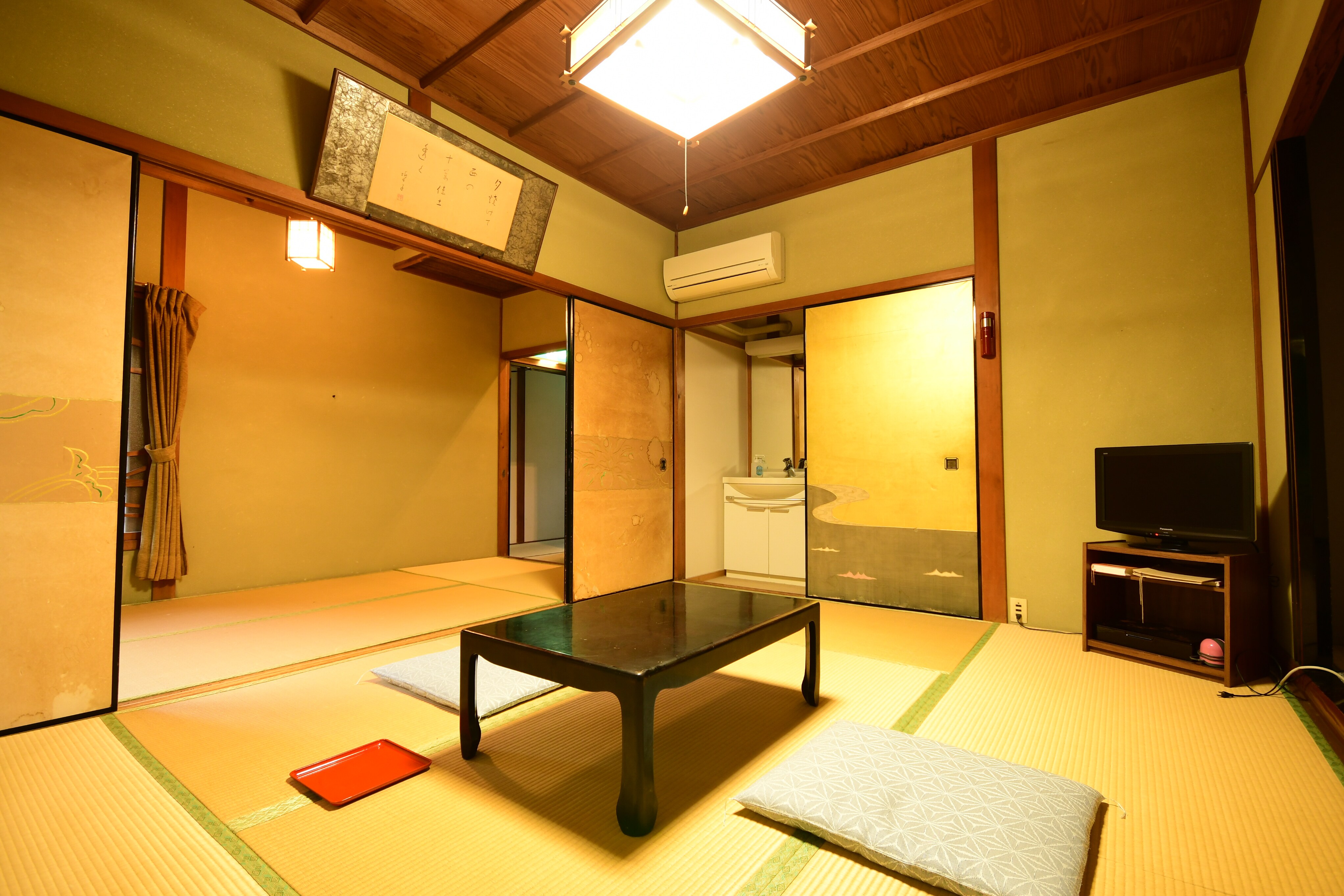 Example of a 10 tatami Japanese-style room (with toilet, air conditioner, and Wi-Fi)