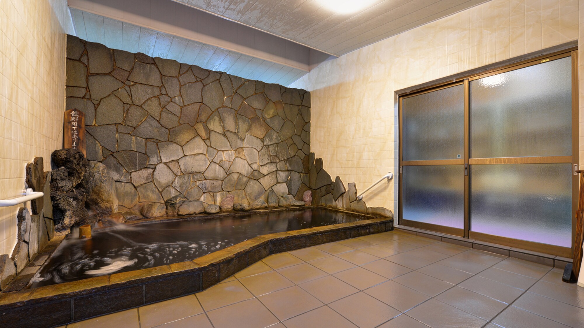 *Large public bath, "Kuroyu," which is also licensed as a therapeutic hot spring