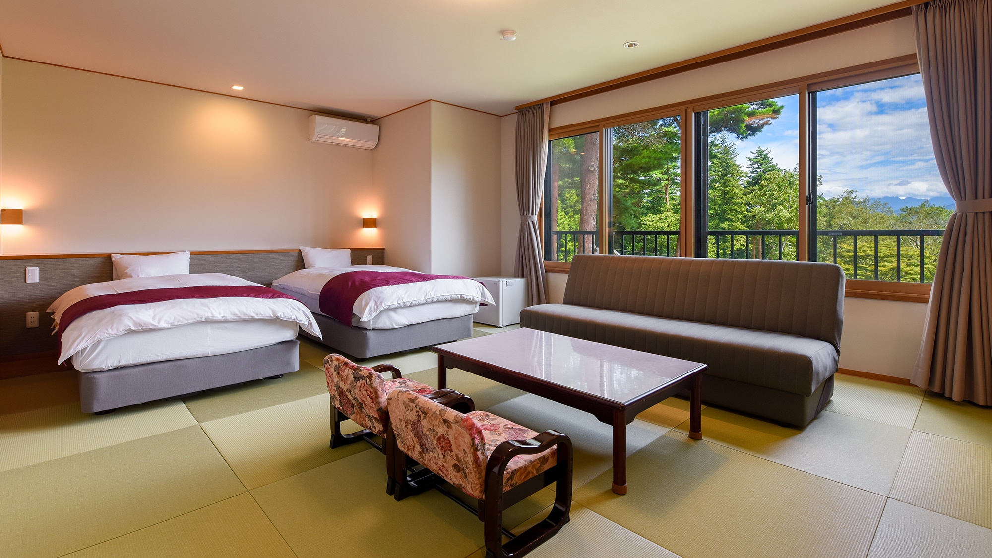 *[FORESTview Lakeside/Japanese-Western Room] A spacious Japanese-Western room of 14 tatami mats with a bed in the tatami room.