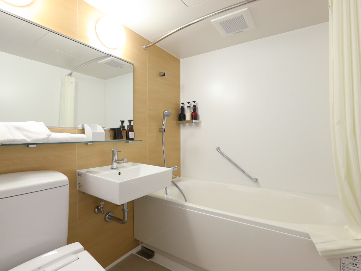 Twin room bathroom (image)
