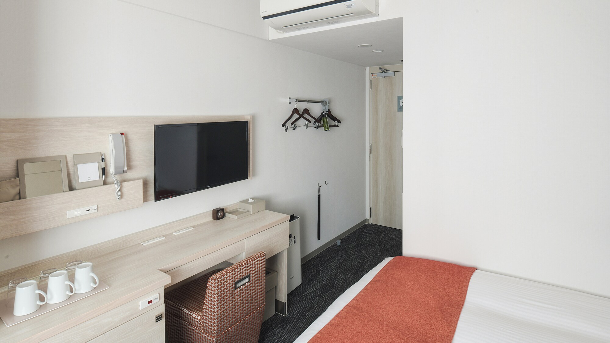 [Comfort Double (Rooms 6 and 8)] Equipped with a desk ideal for teleworking.