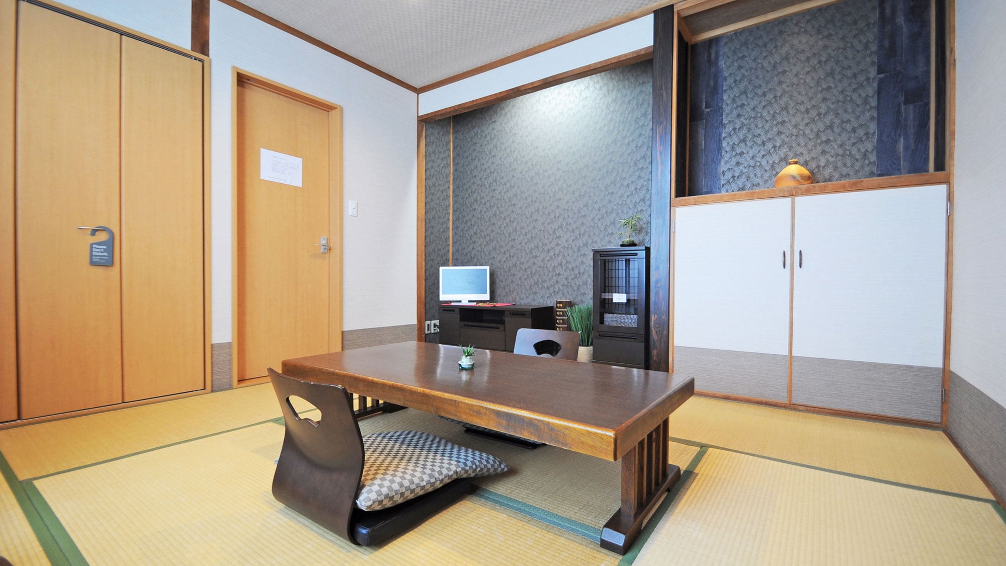 [Japanese-style room 8 tatami mats]