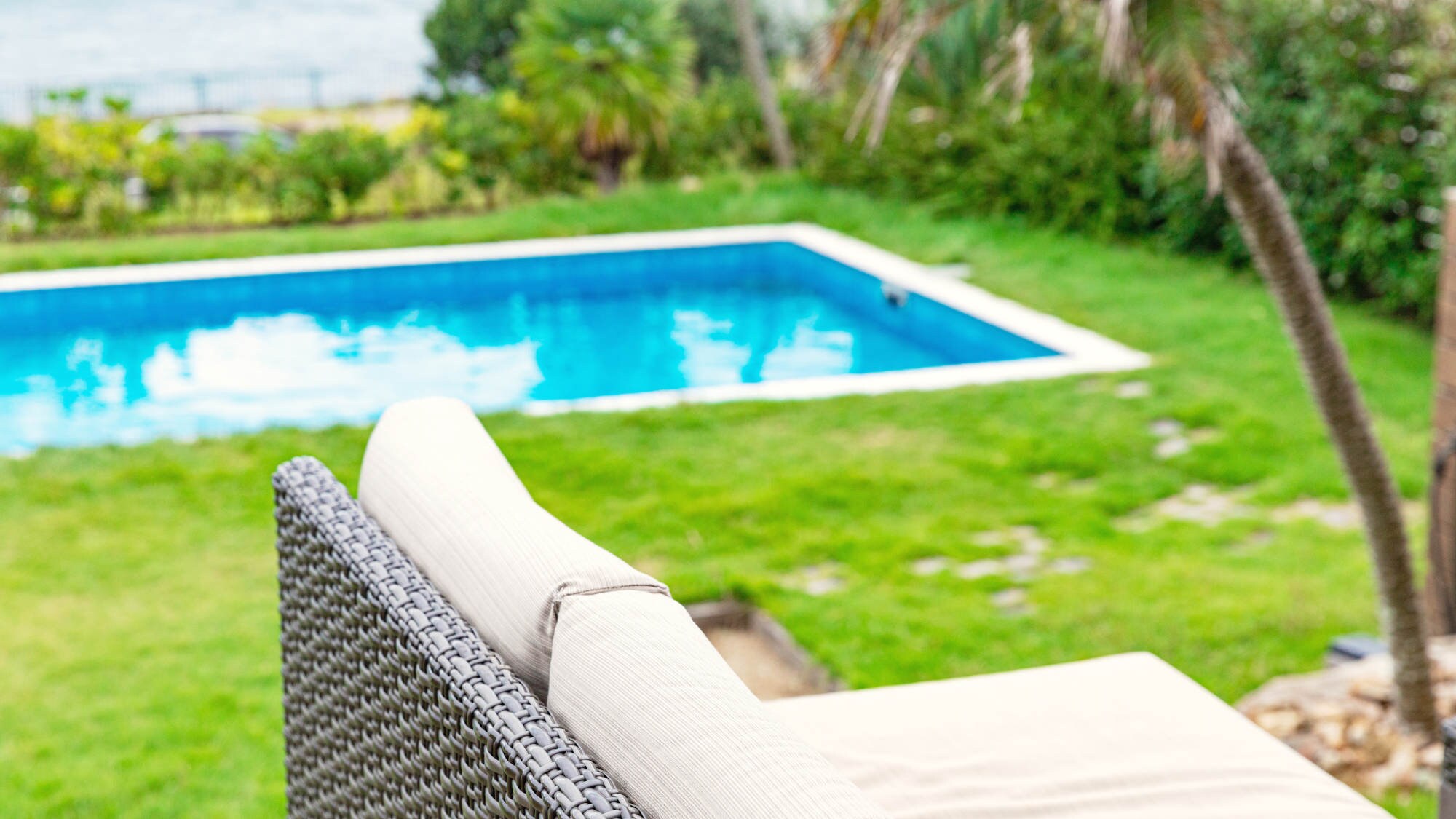 [Garden] We have outdoor sofas and daybeds so you can relax in the garden.