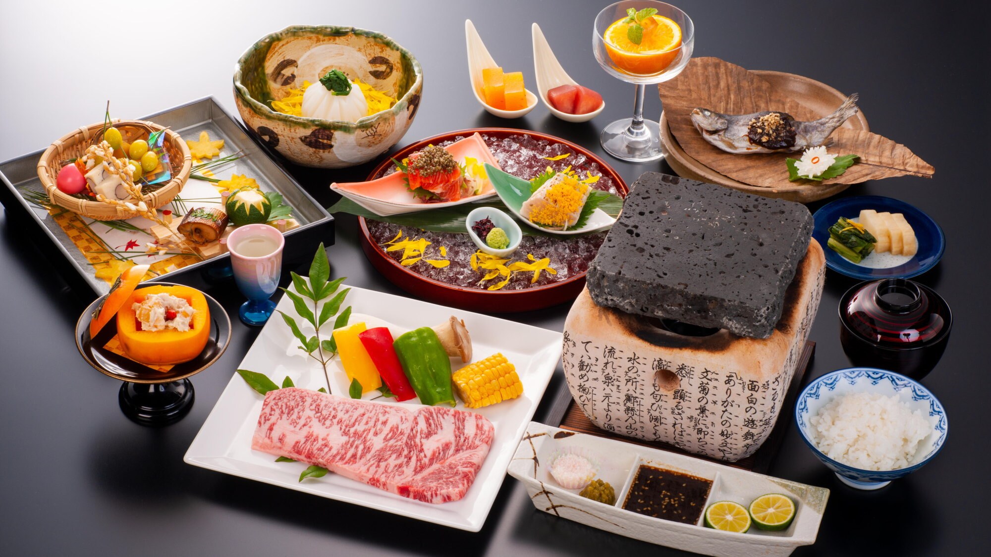 [Joshu Wagyu Beef Steak Kaiseki Course] Excess oil and moisture are absorbed by the countless open lava stones, allowing the meat to be grilled to a golden brown.