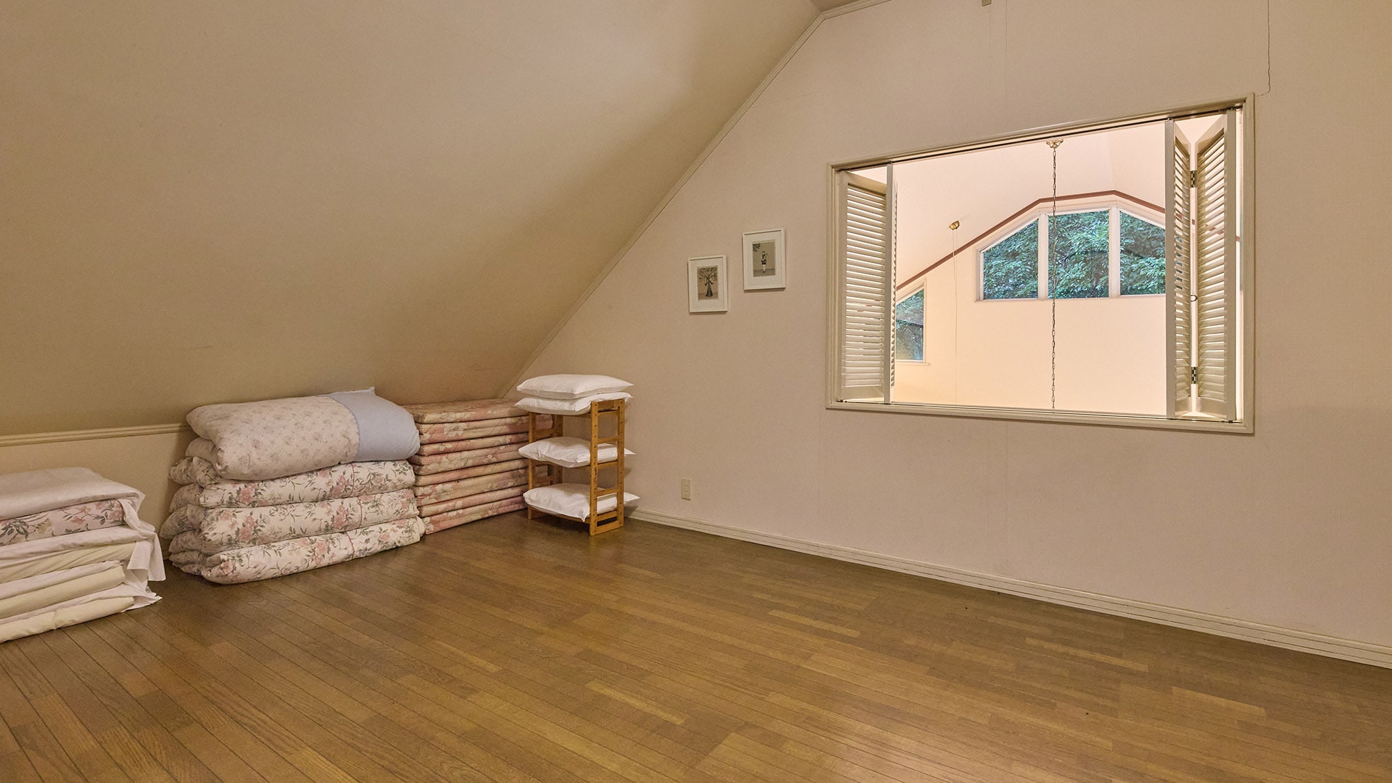 ・[Excel] Western-style bedroom in the loft on the second floor. You can relax in the 10-tatami space.