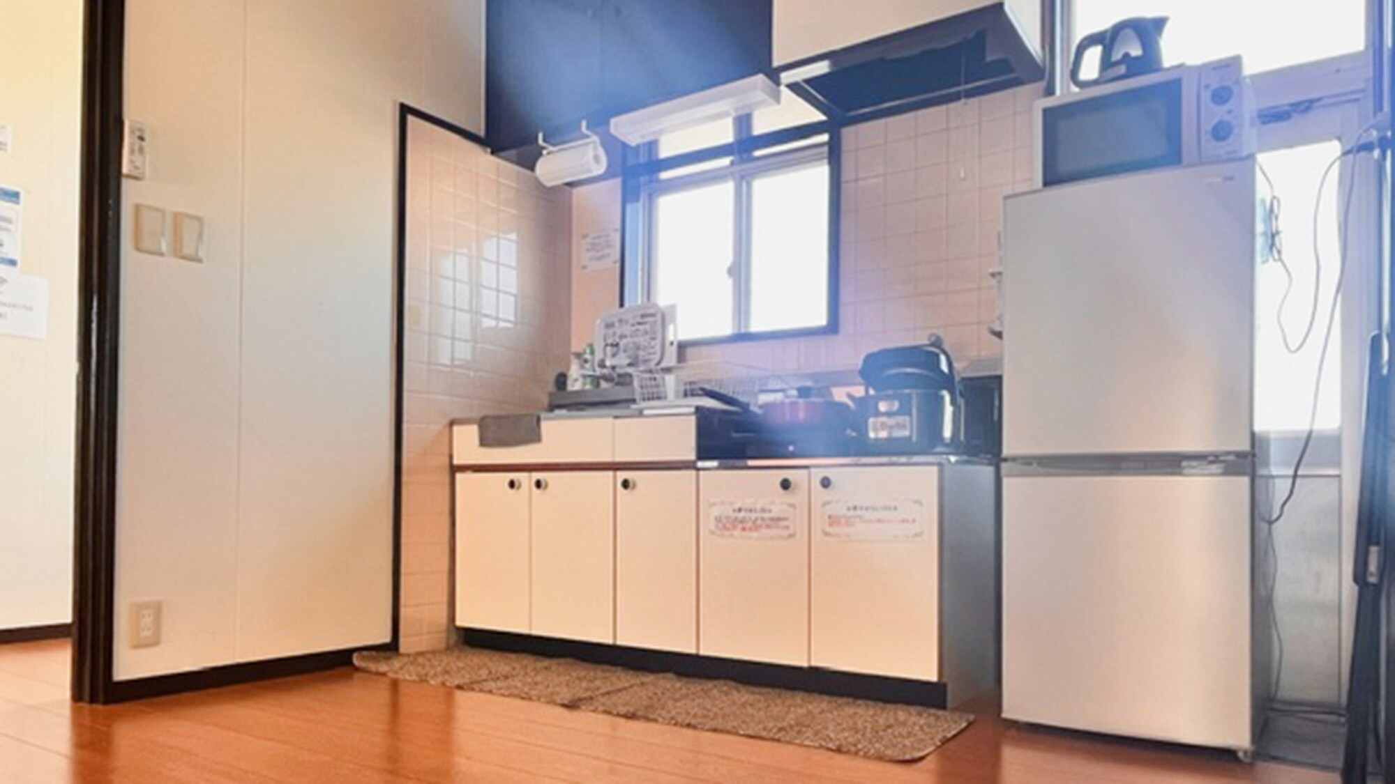 ・[Kitchen] There are cooking utensils, so you can cook your own meals. Home appliances such as rice cookers, microwave ovens, and refrigerators are also available!