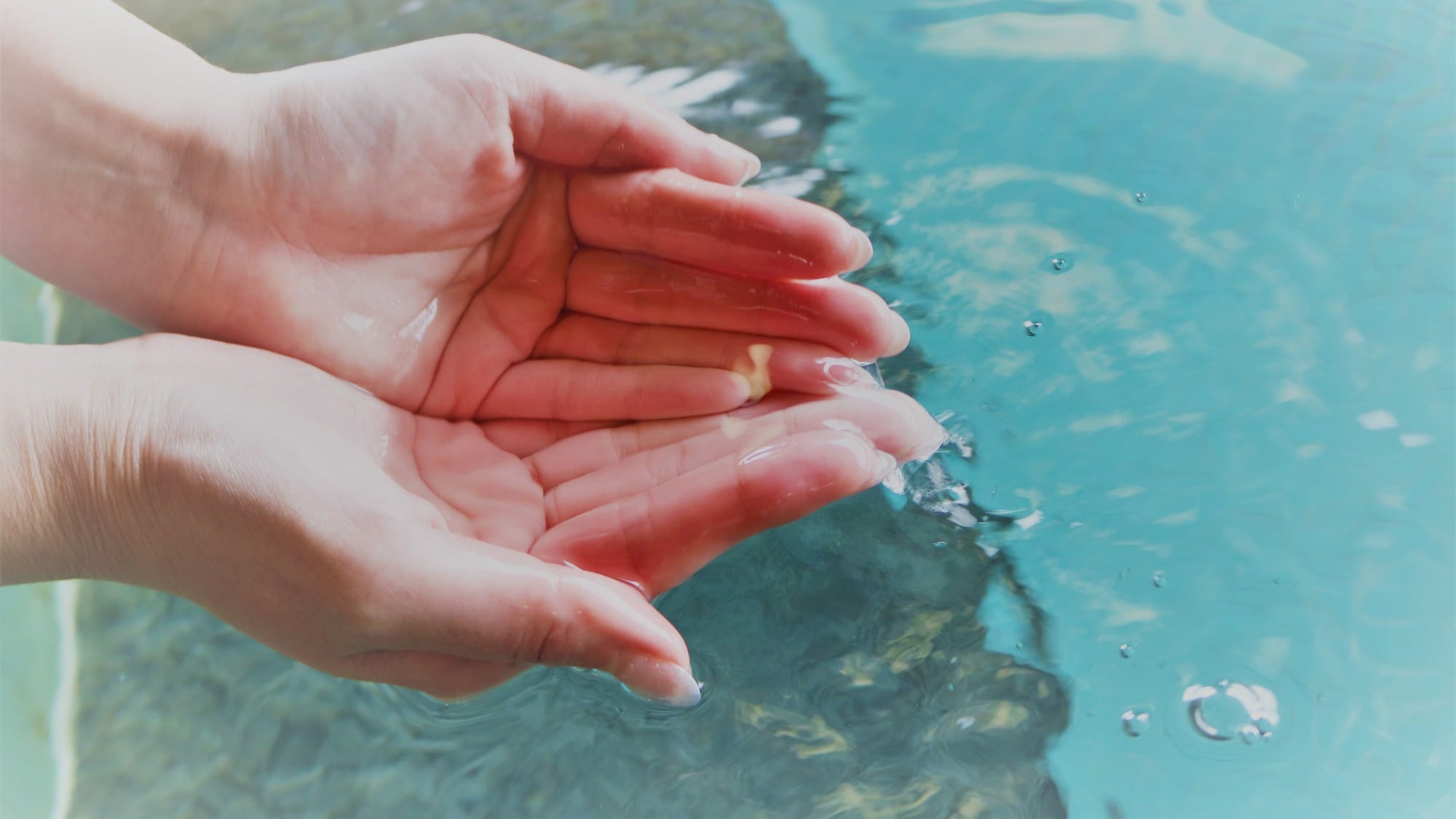 Alkaline simple hot spring with a pH of 9.6
