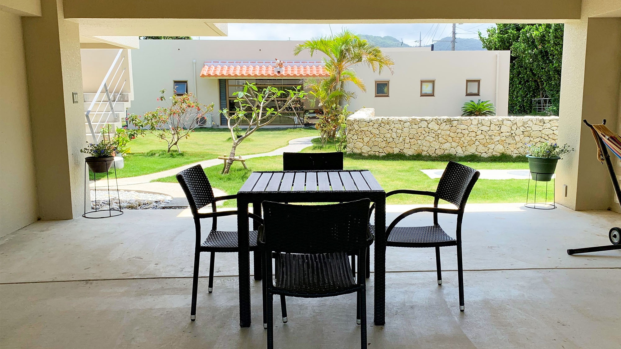 ・There are tables and chairs in the piloti, so you can have fun chatting with friends.