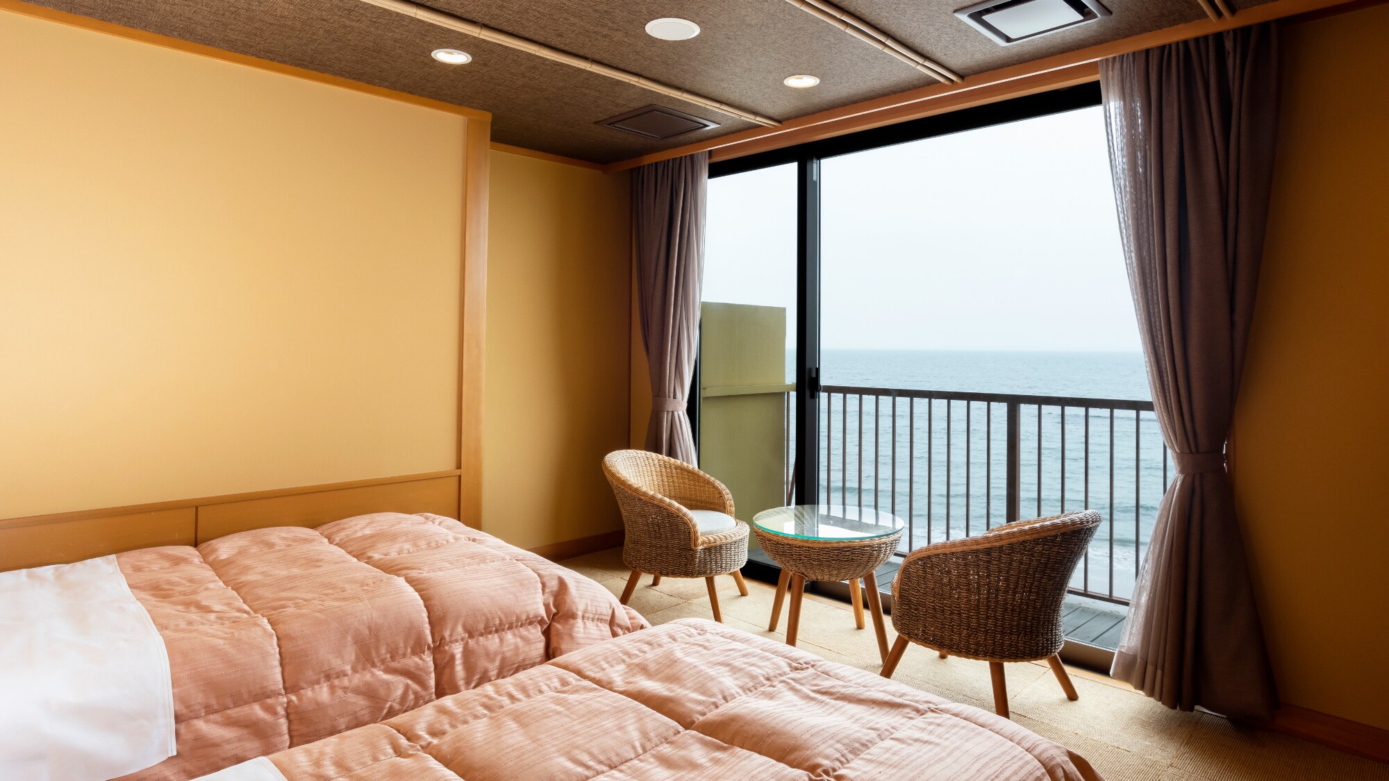The room size is 8 tatami mats, and it is a twin western style room. It has a balcony with a nice view. It is safe for the elderly and those with weak legs.