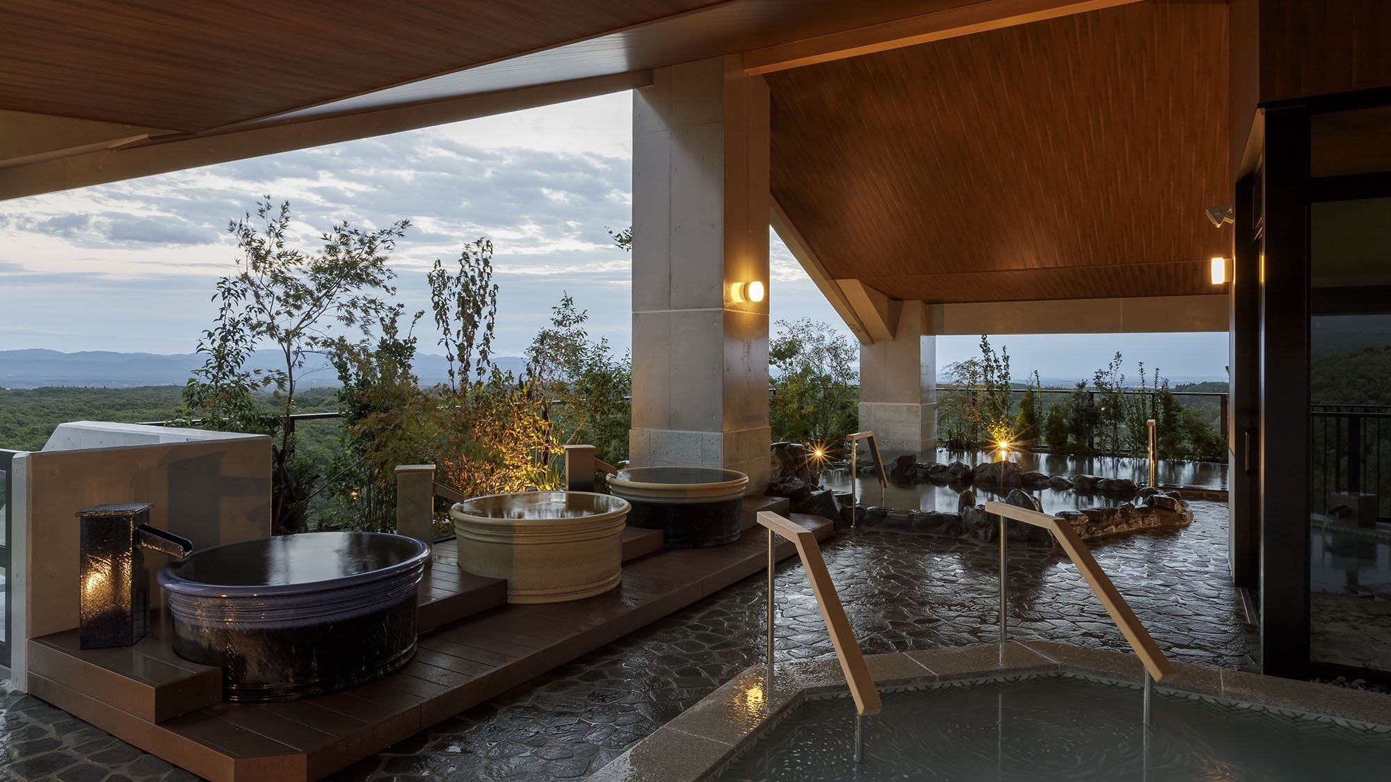 [Top floor open-air bath with a view] An open-air bath that blends in with the nature of Nasu and the scenery