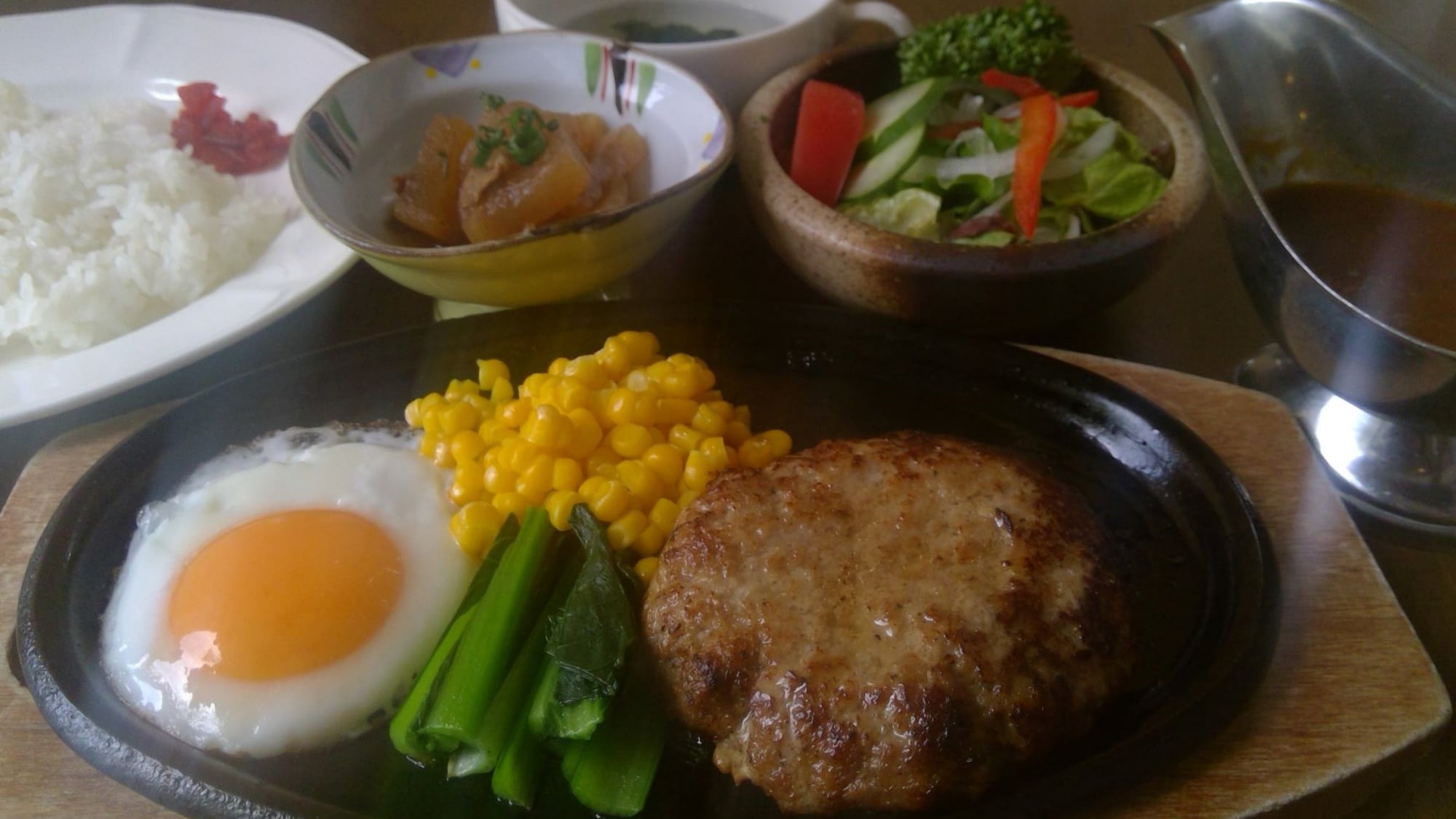 An example of a "dining hall menu": Hamburger set meal