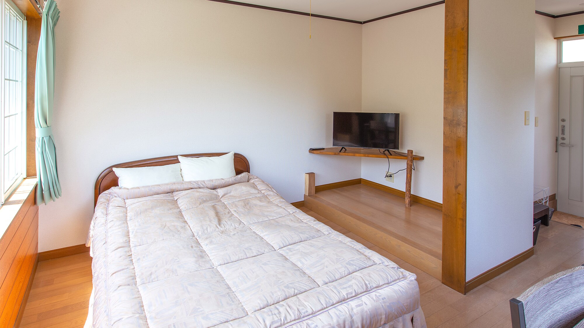 ・[Western-style room for 2 people] A room where you can feel the sunlight and the warmth of wood.