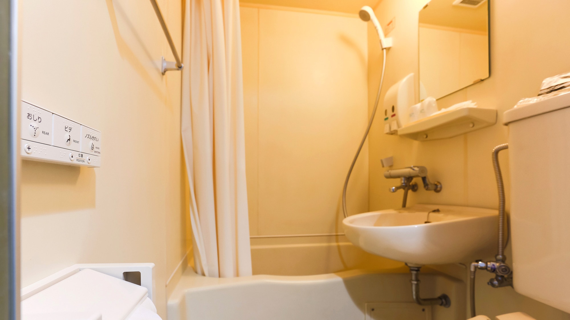 ・ Unit bath: Equipped with a toilet with a warm water washing toilet seat