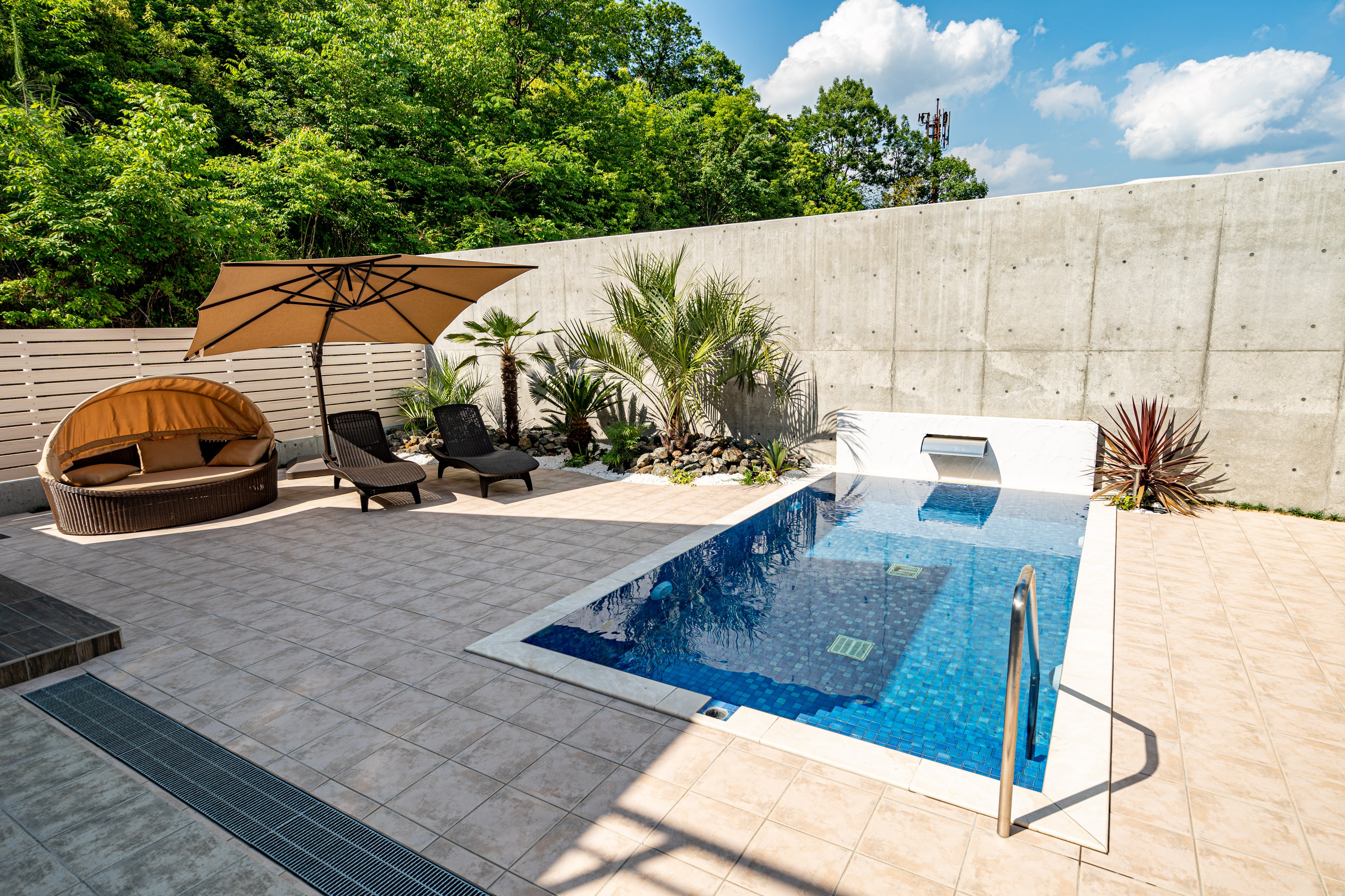 Moon Building Private Pool