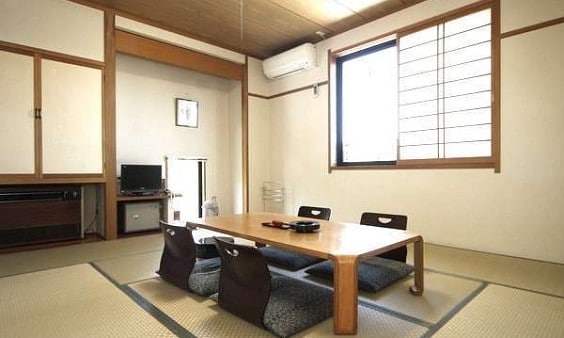 ห้องนี้เป็นห้องสไตล์ญี่ปุ่นขนาด 10 เสื่อทาทามิที่คุณสามารถผ่อนคลายได้
