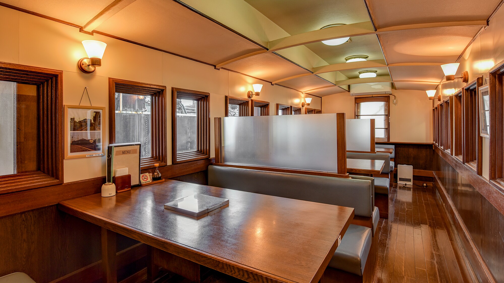 *[Main Restaurant] A restaurant on the train. Table seating is also available.