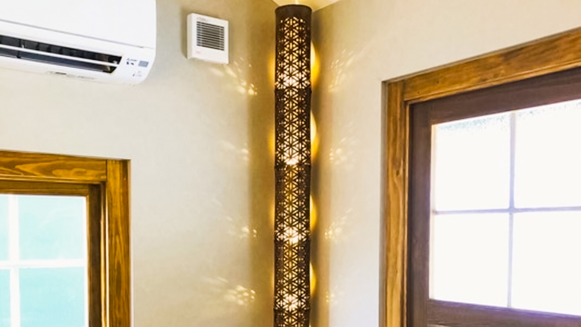 ・[Guest room example] The bamboo lamp casts beautiful geometric patterns on the wall.