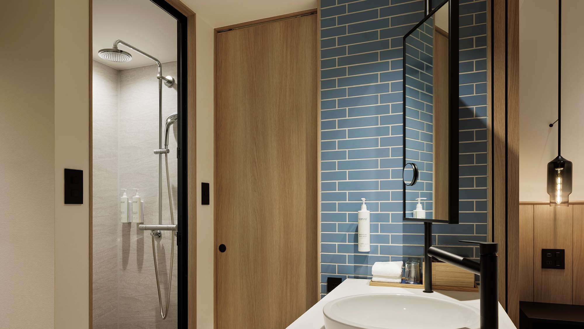Bathroom: The bath and toilet are separate, so you can use your time effectively when preparing for your morning outing.