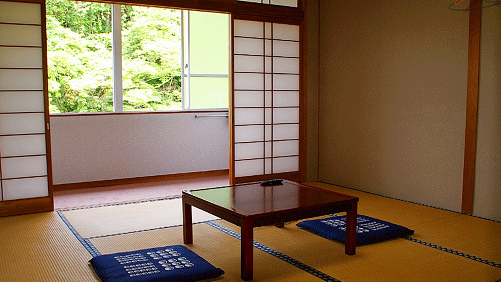 * Japanese-style room (8 tatami mats, one example) Recommended for couples and couples. The right size makes the conversation between the two people lively.
