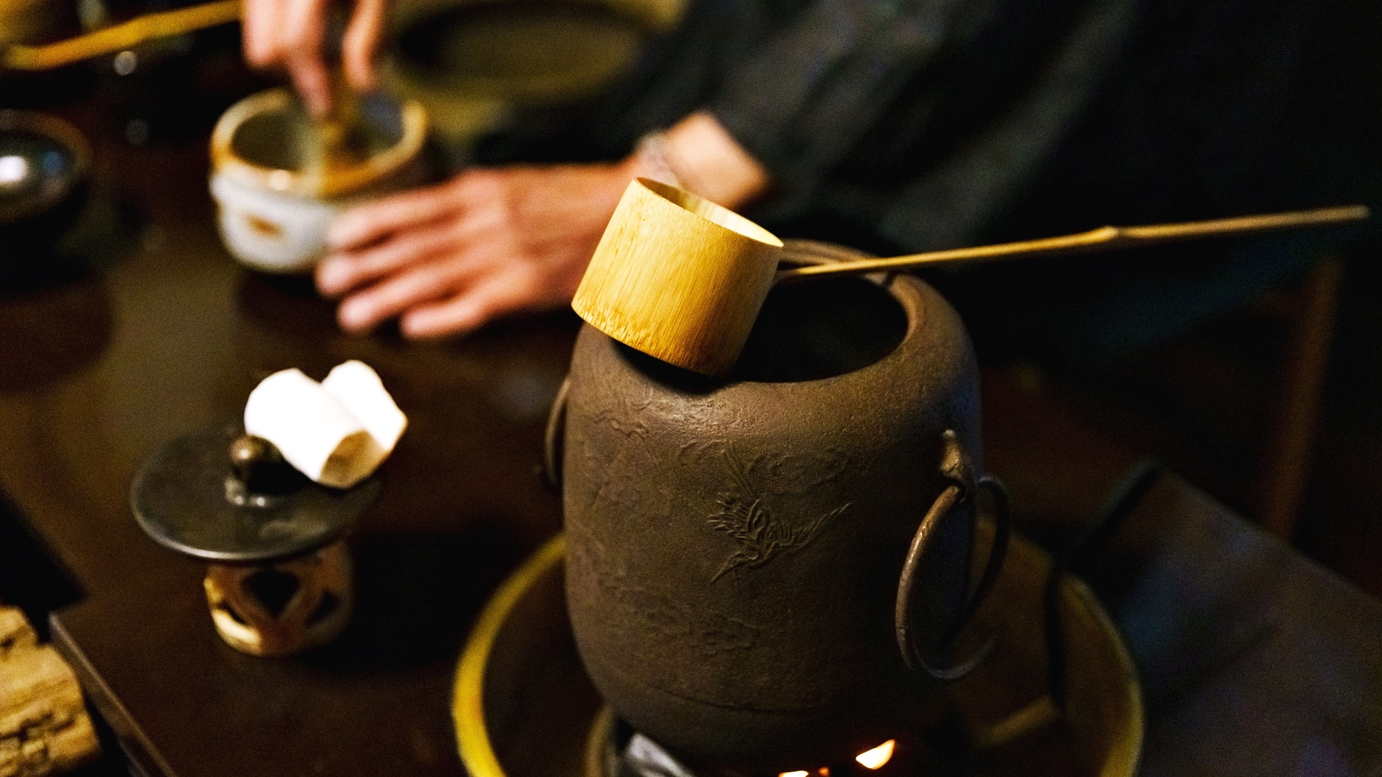 *[Tea Room] The owner of the inn will provide you with tea service.