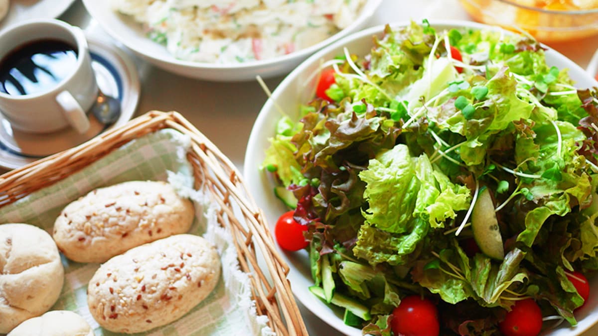 Bữa tiệc buffet còn có các món salad tươi.