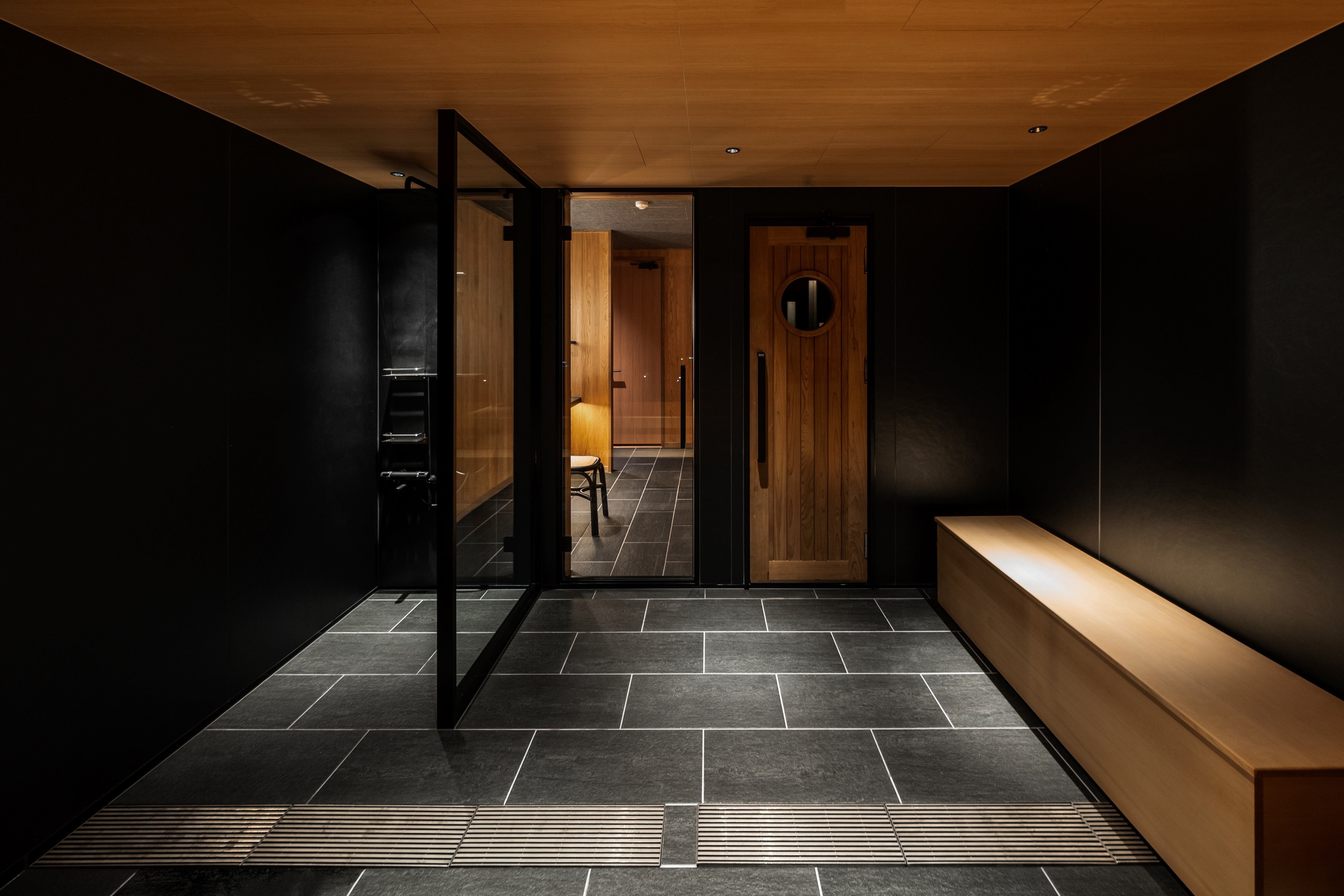 Indoor bathing space next to the cold bath (Sauna Suite 1)