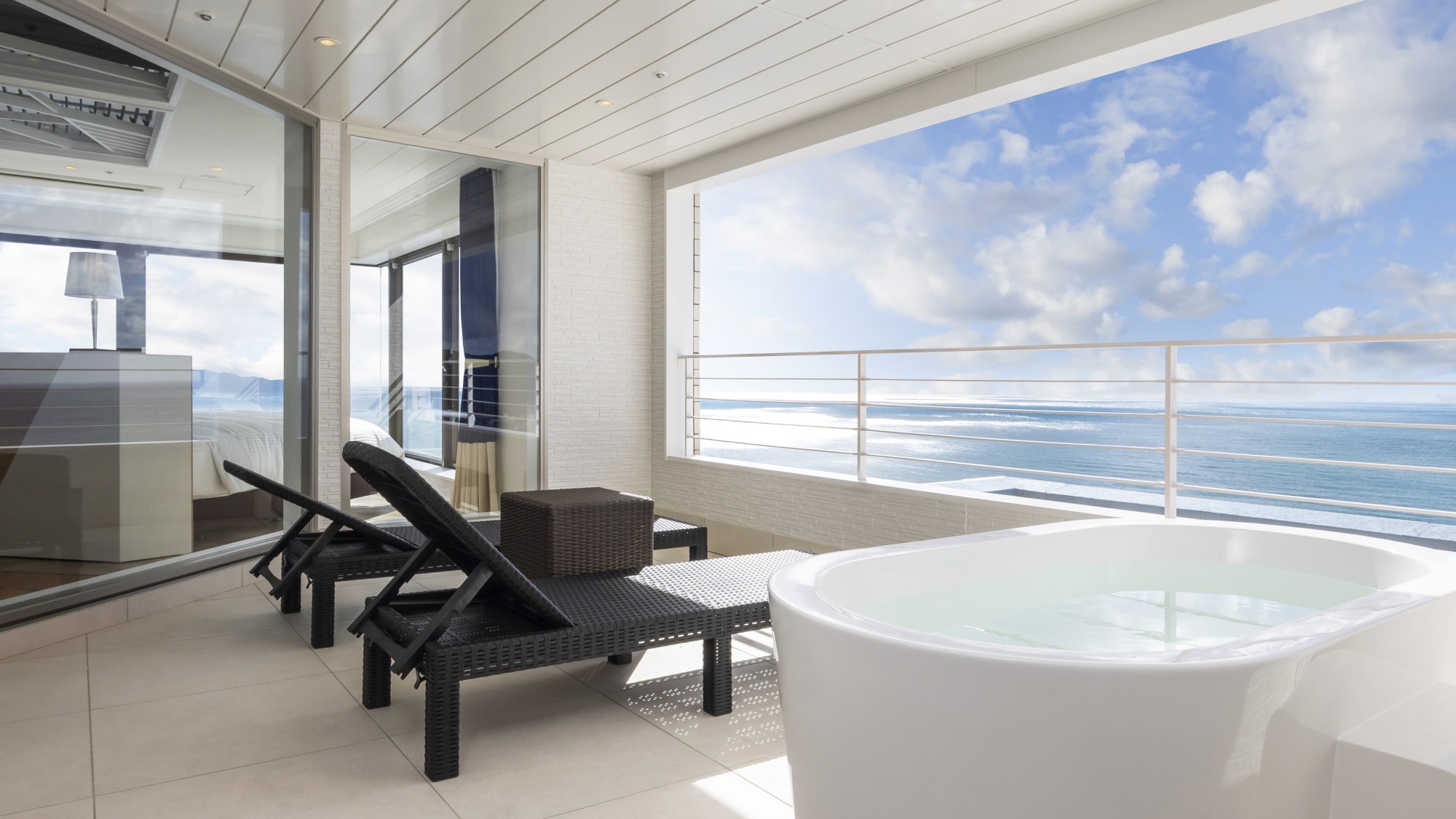 【33階ペントハウス】光明石温泉を使った客室露天風呂で誰にも邪魔されずにゆったりと