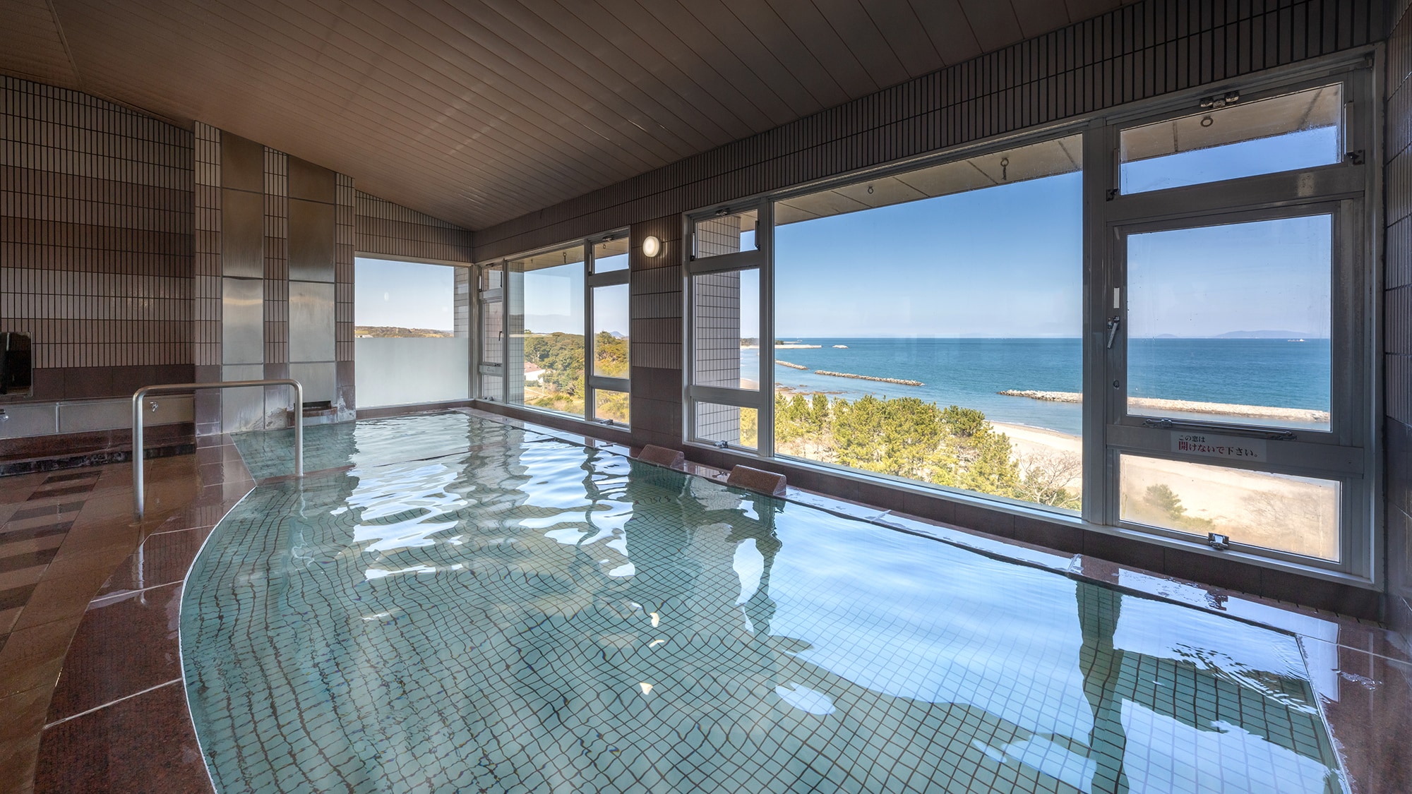 [Large public bath - Women's bath] The calm sea of Kunisaki Peninsula